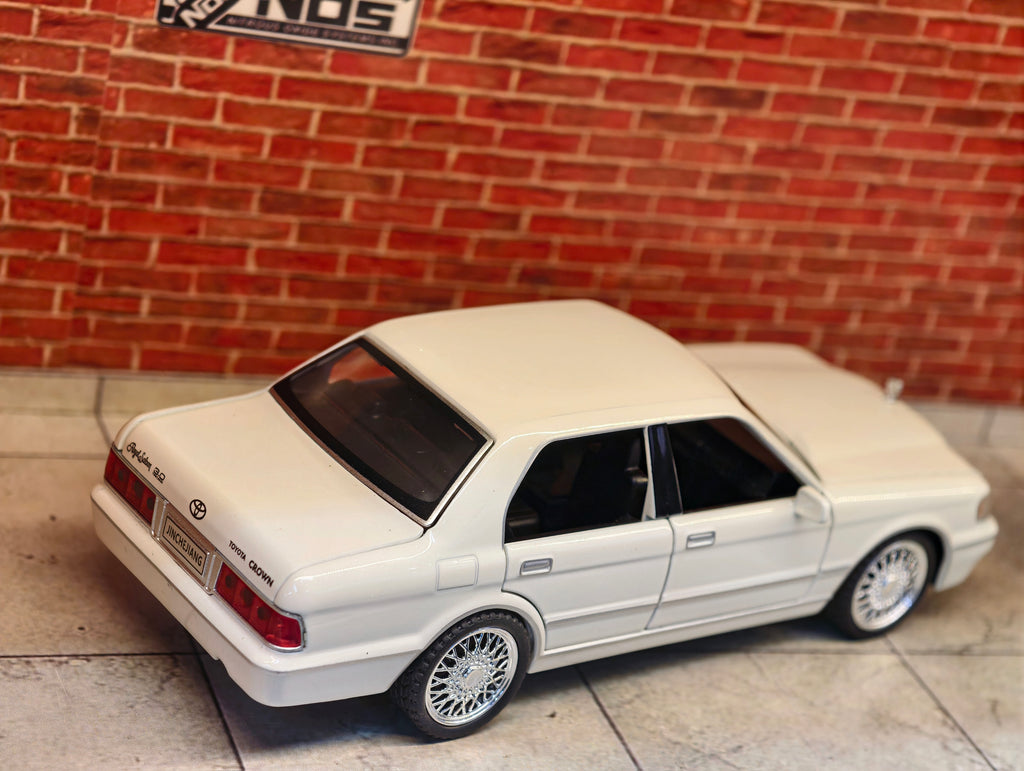 Toyota Crown VIP Edition (1:32 Scale)
