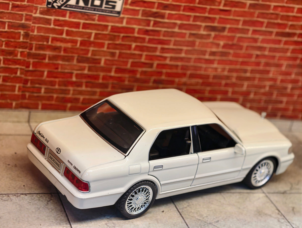 Toyota Crown VIP Edition (1:32 Scale)