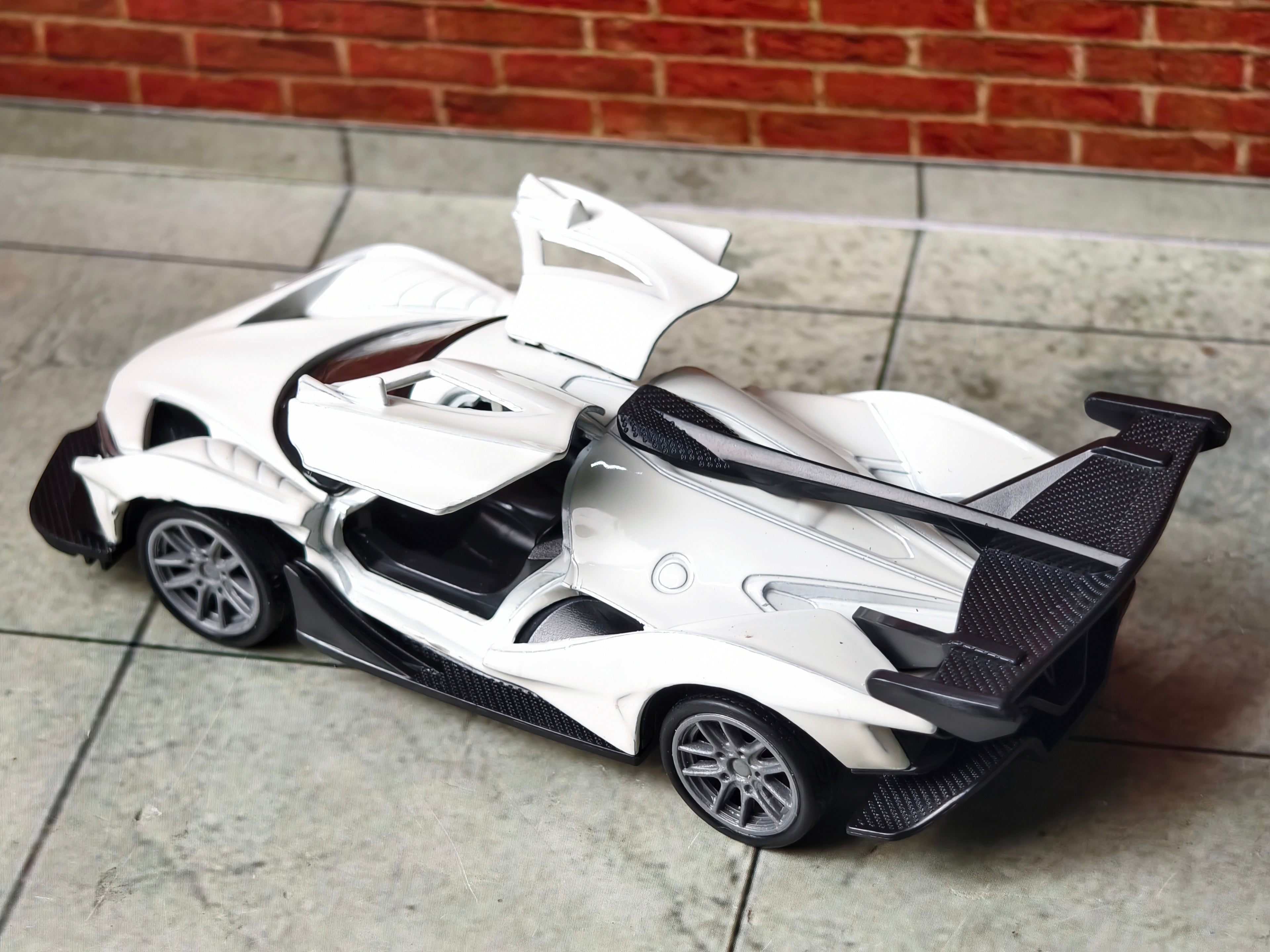 Apollo Intensa Emozione (IE) Hyper Car 1:43 Scale