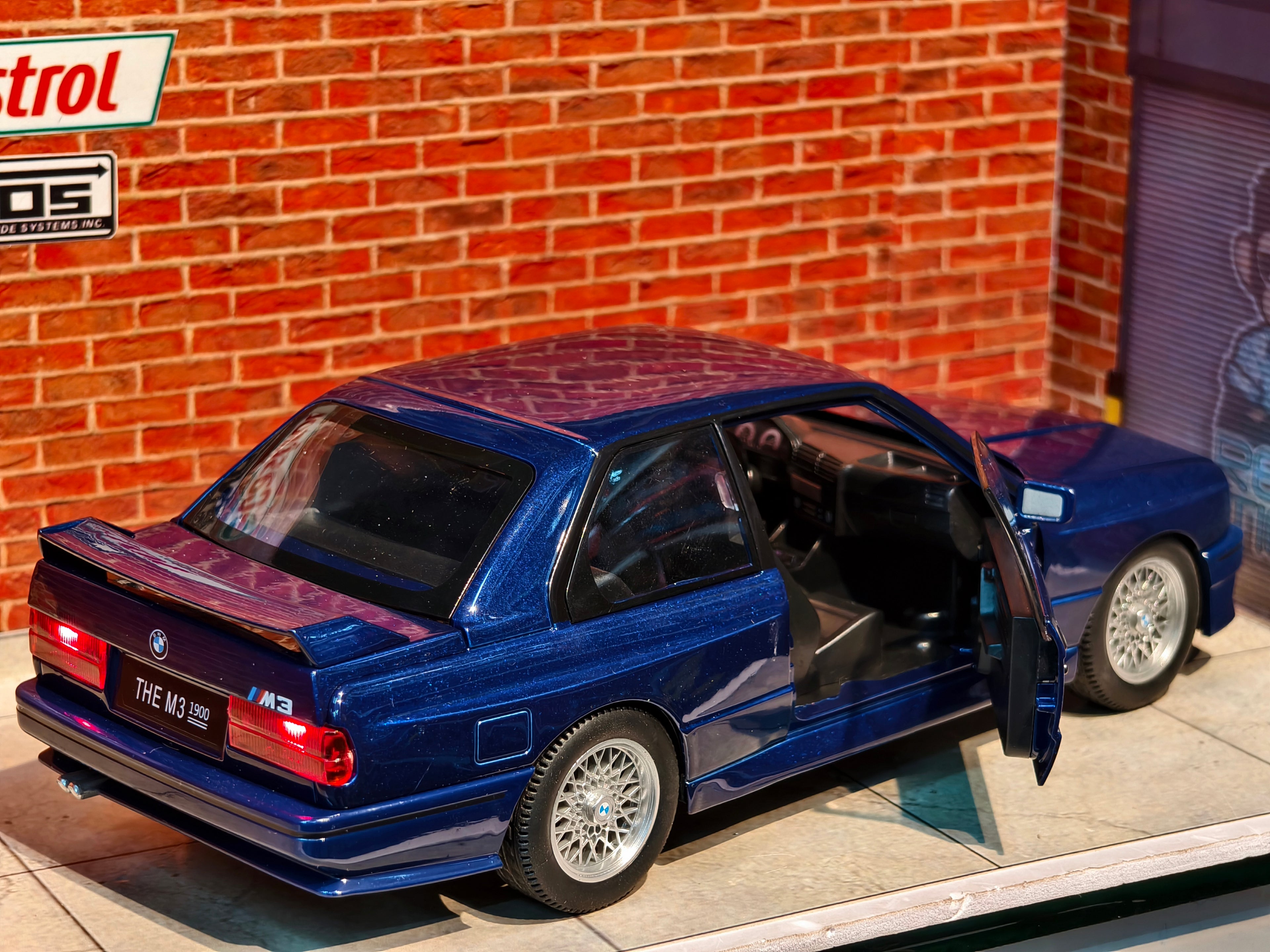 BMW E 30 Stock 1:24 Scale Premium Detailing