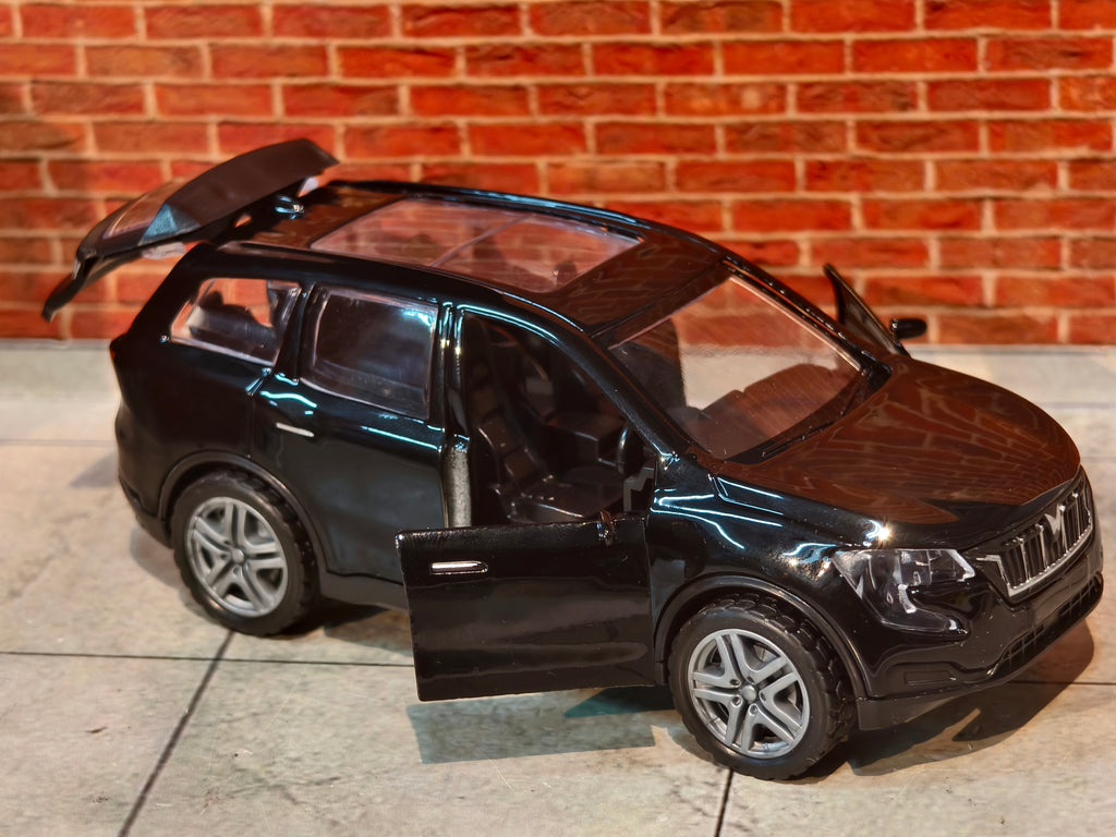 Mahindra XUV 700 1:36 Scale Premium Detailing