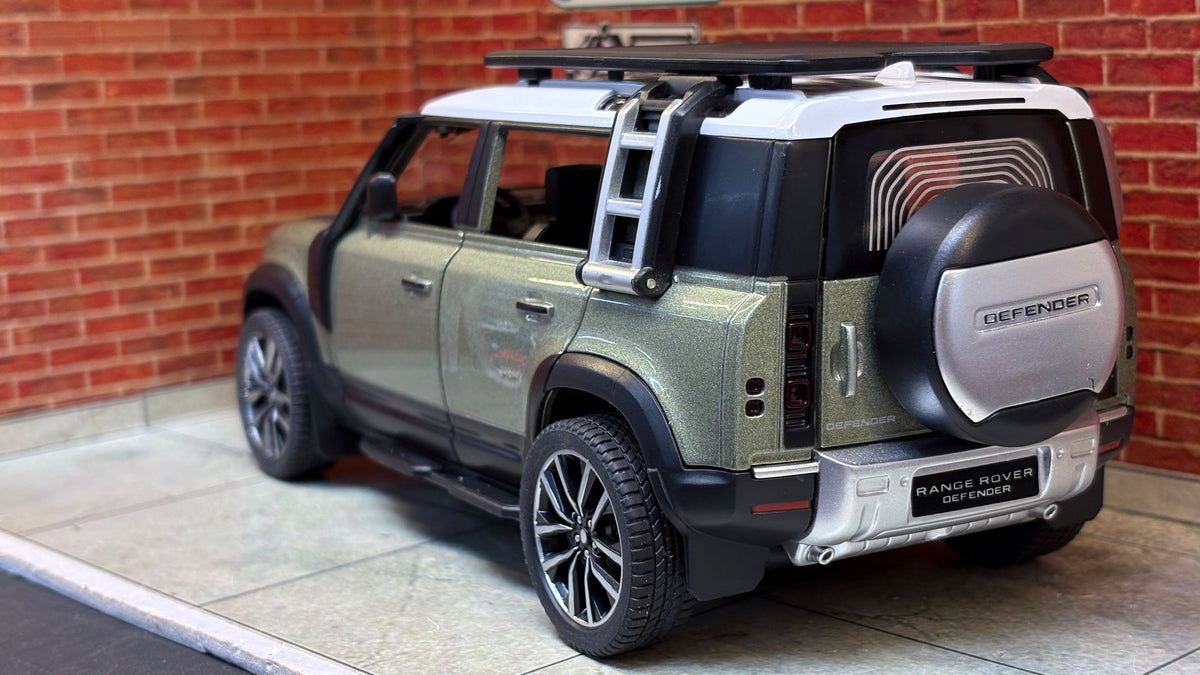 QY Official Licensed Land Rover Defender 110 1:24 Scale Premium Detailing
