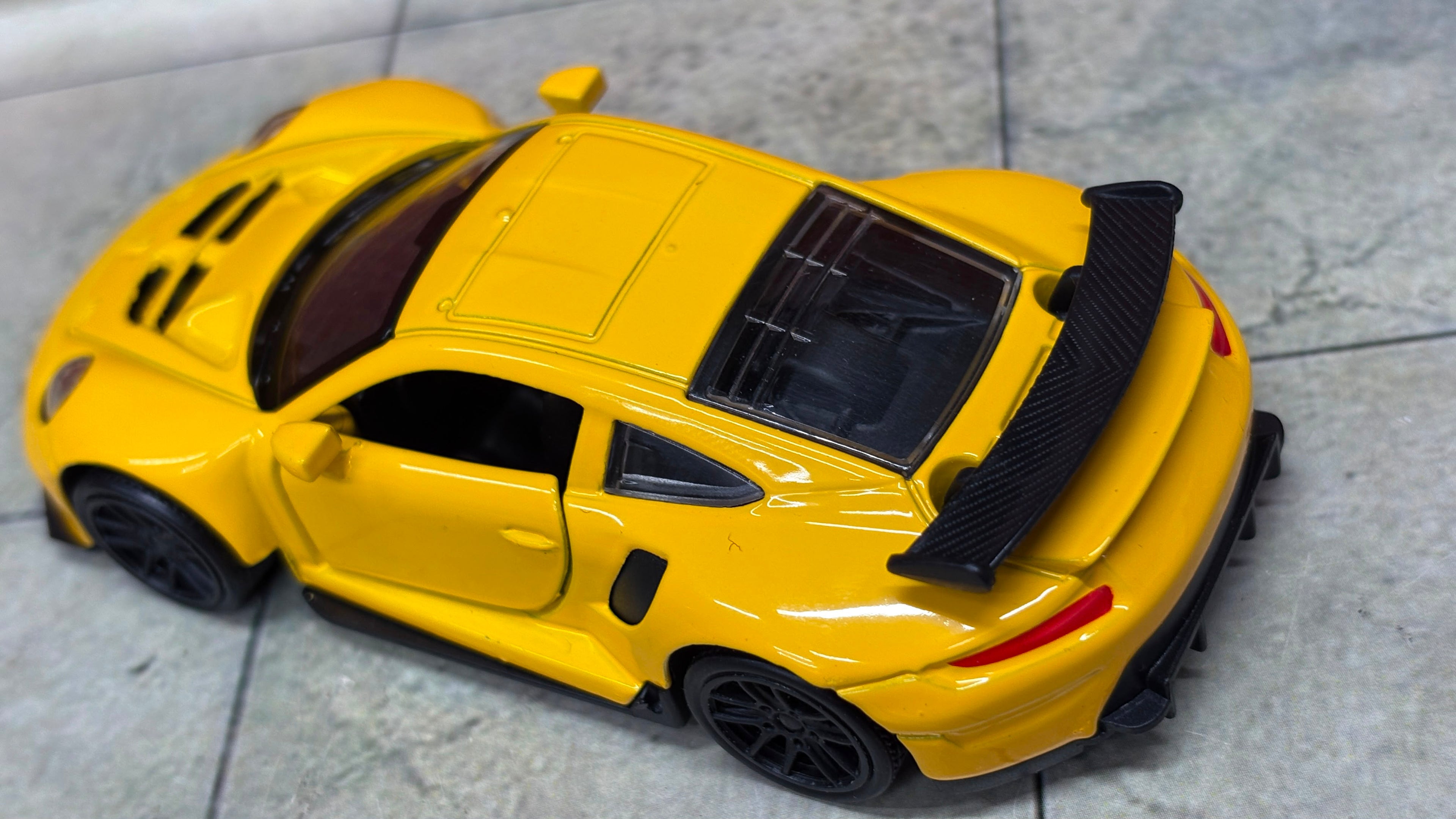 Porsche 911 GT3 RS (992 generation) 1:43 Scale Premium Detailing