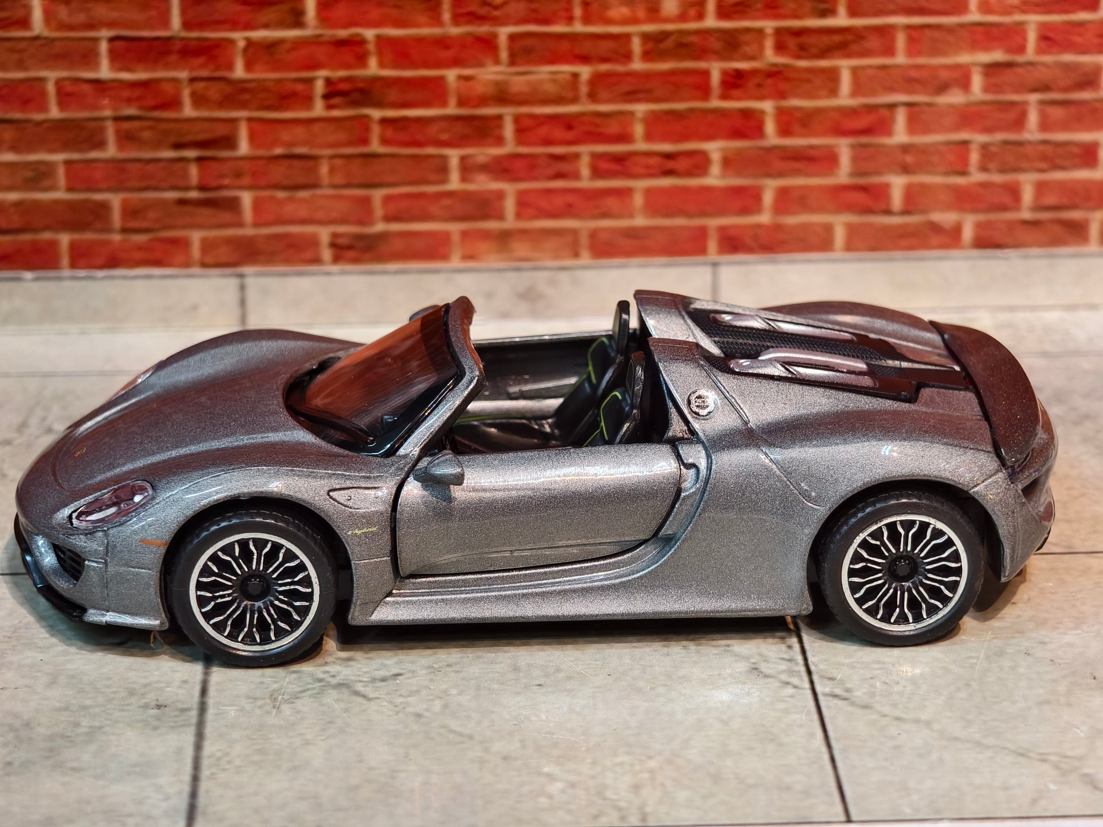 MSZ Official Licensed PORSCHE 918 SPYDER 1:41 Scale