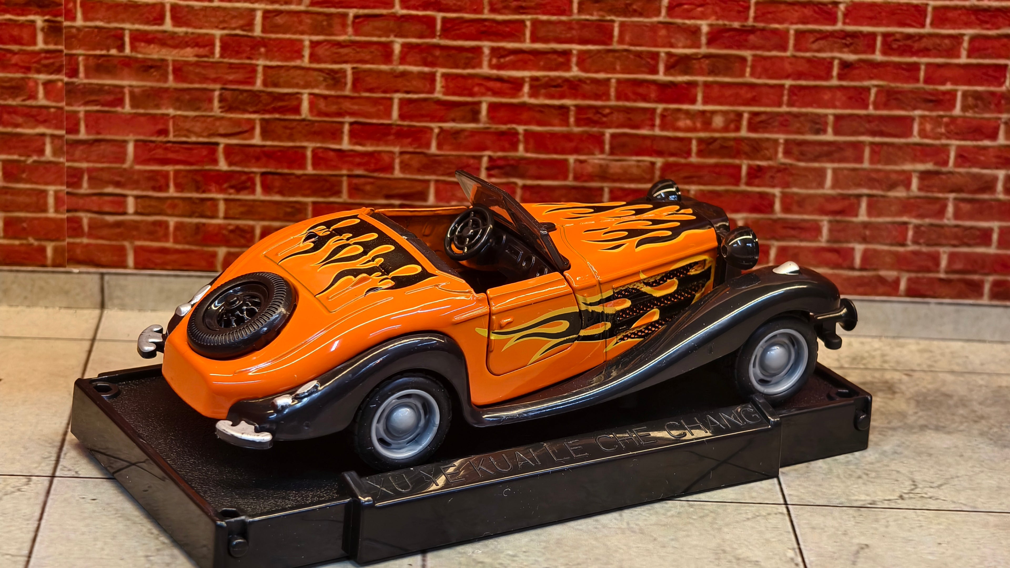 Vintage 1930s-style Roadster Mercedes-Benz 500K 1:36 Scale with Foldable Stand Box piece