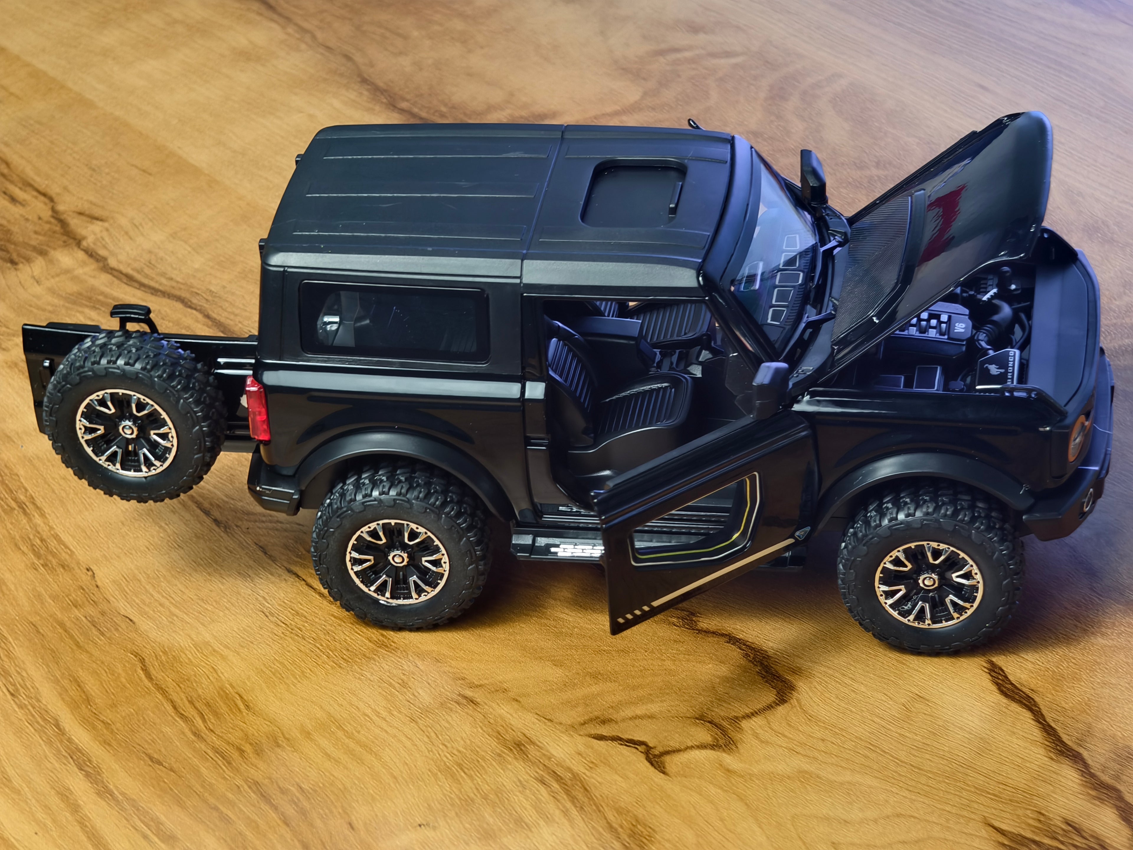 Ford Bronco 1:24 Scale Premium Detailing
