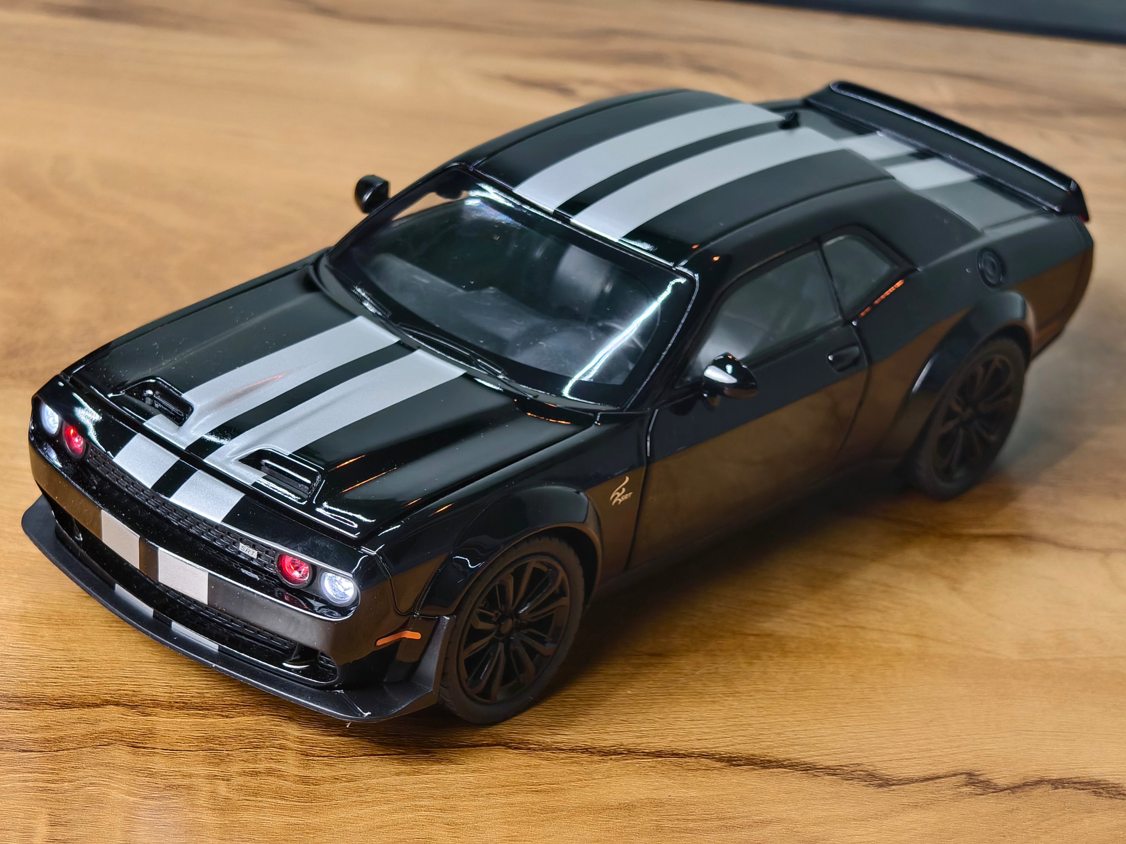 Dodge Challenger SRT 1:24 Scale