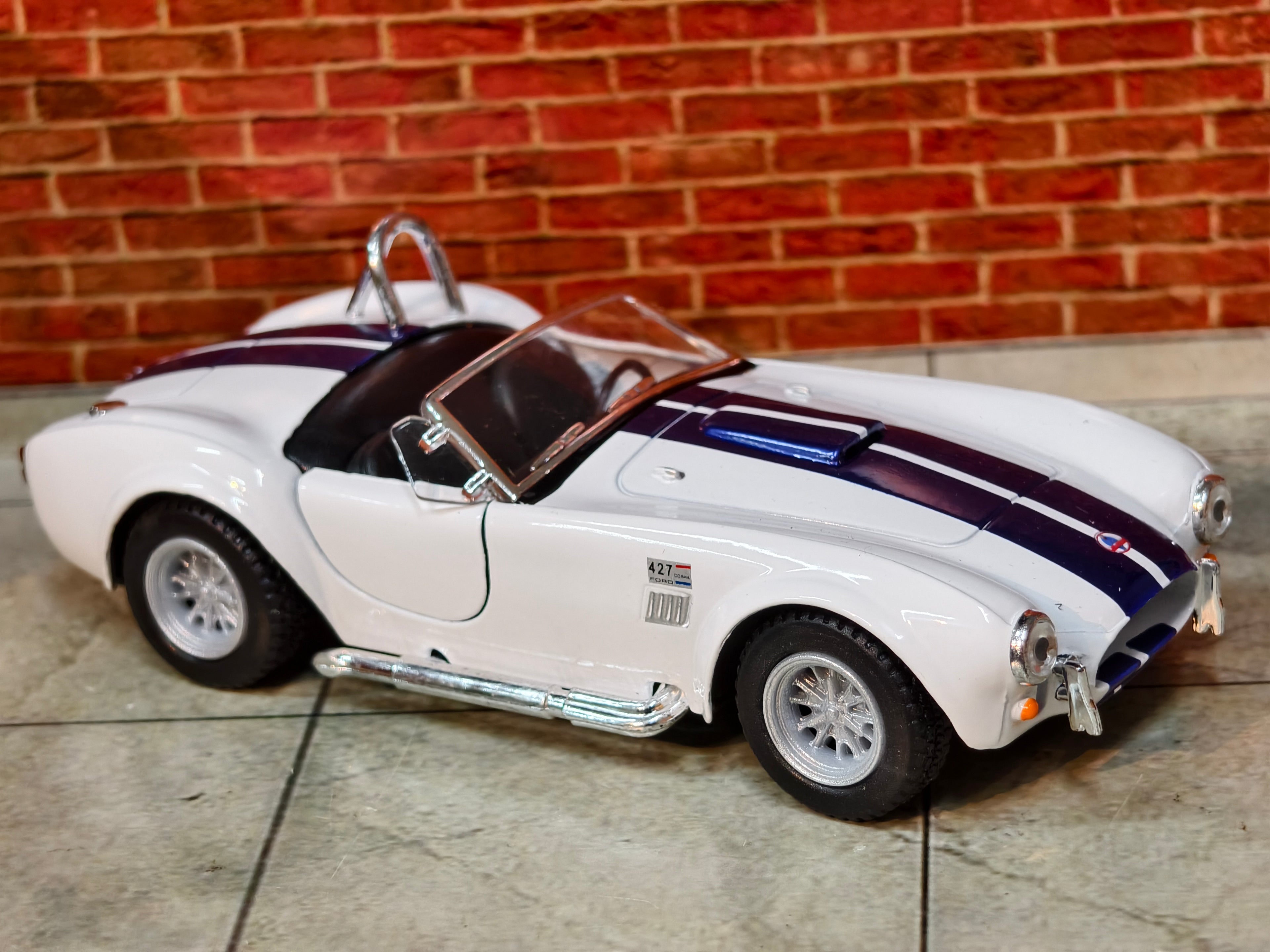 Kinsmart Official Licensed 1965 Shelby Cobra 427 S/C 1:32 Scale
