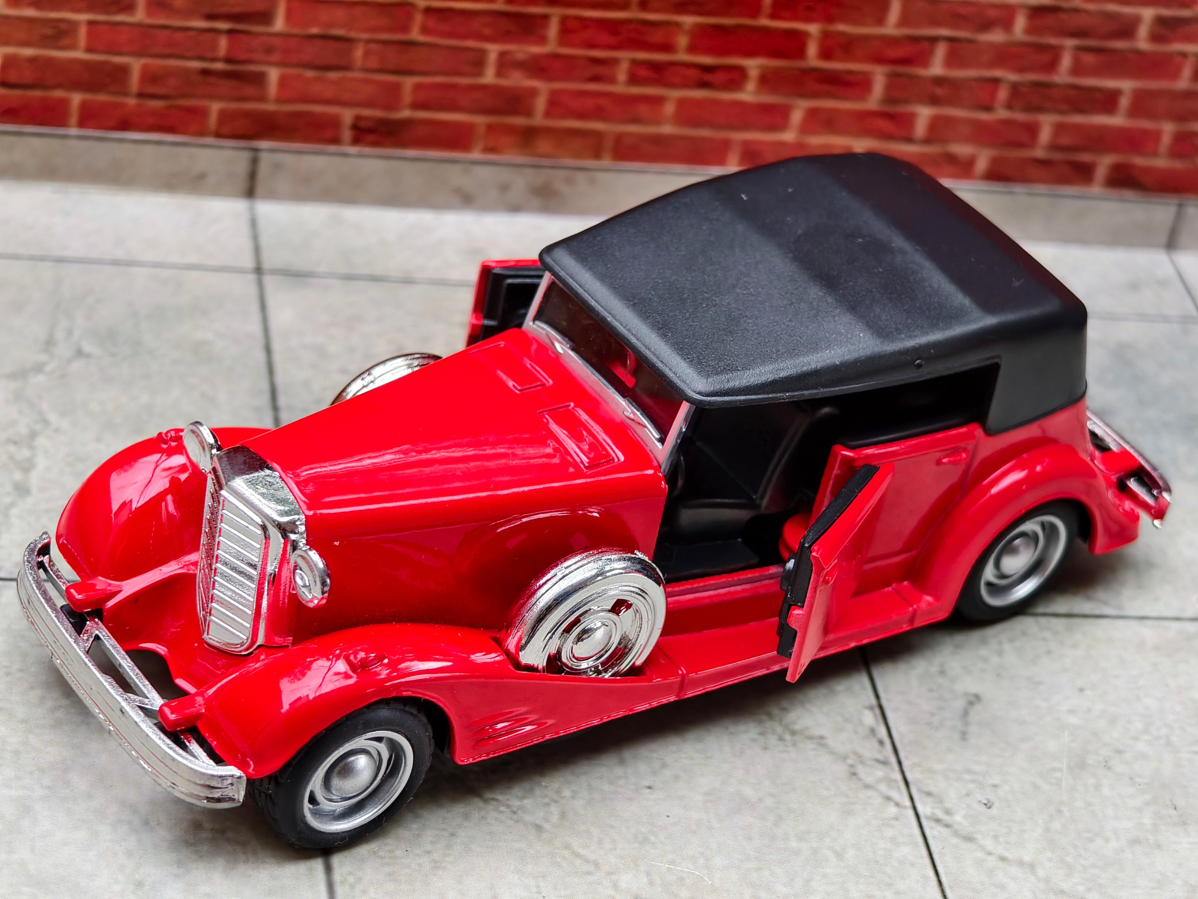 1930s-era Cadillac V16 1:32 Scale Vintage Car