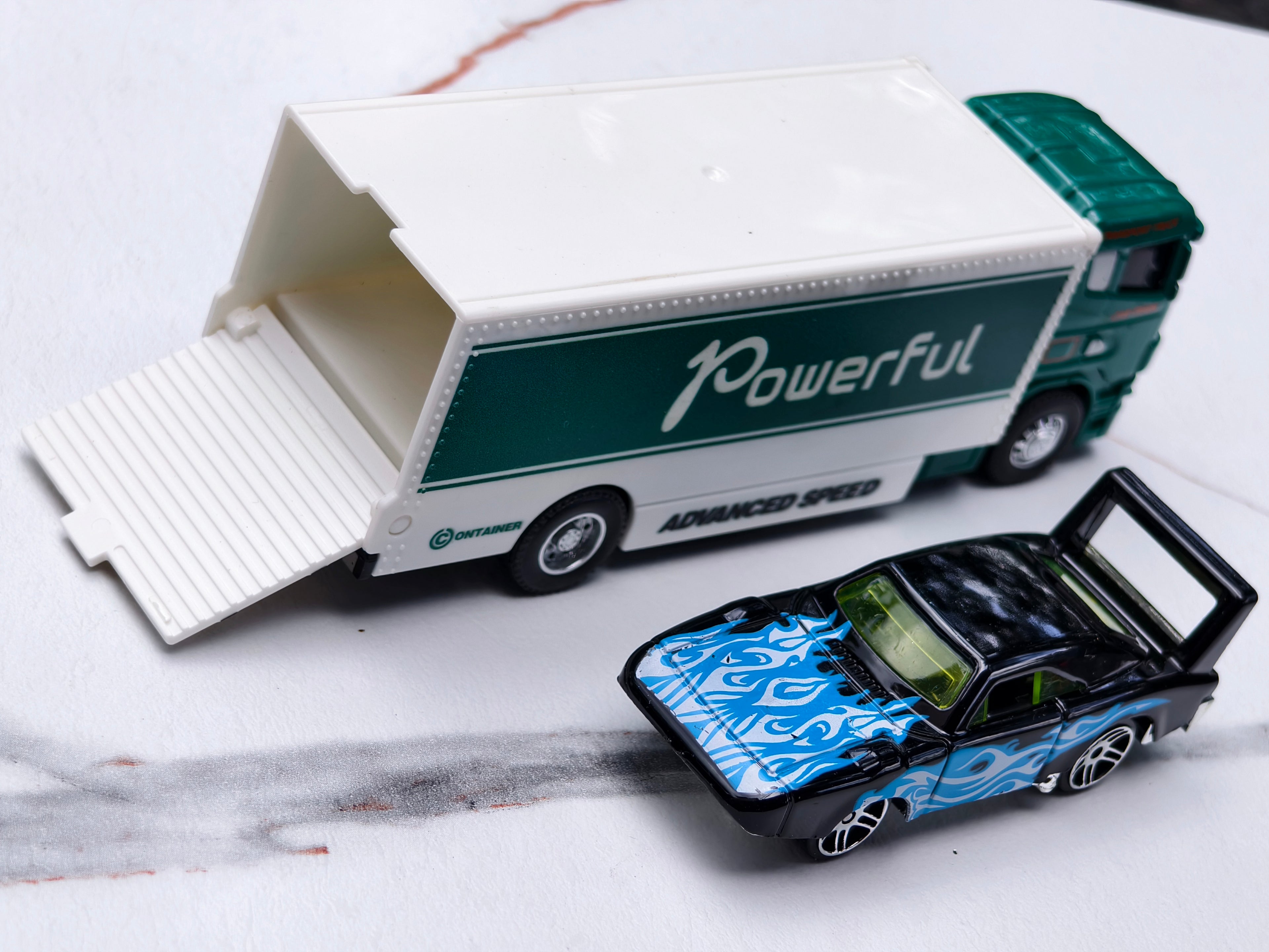 Transport Set 1:64 Green and White with Car