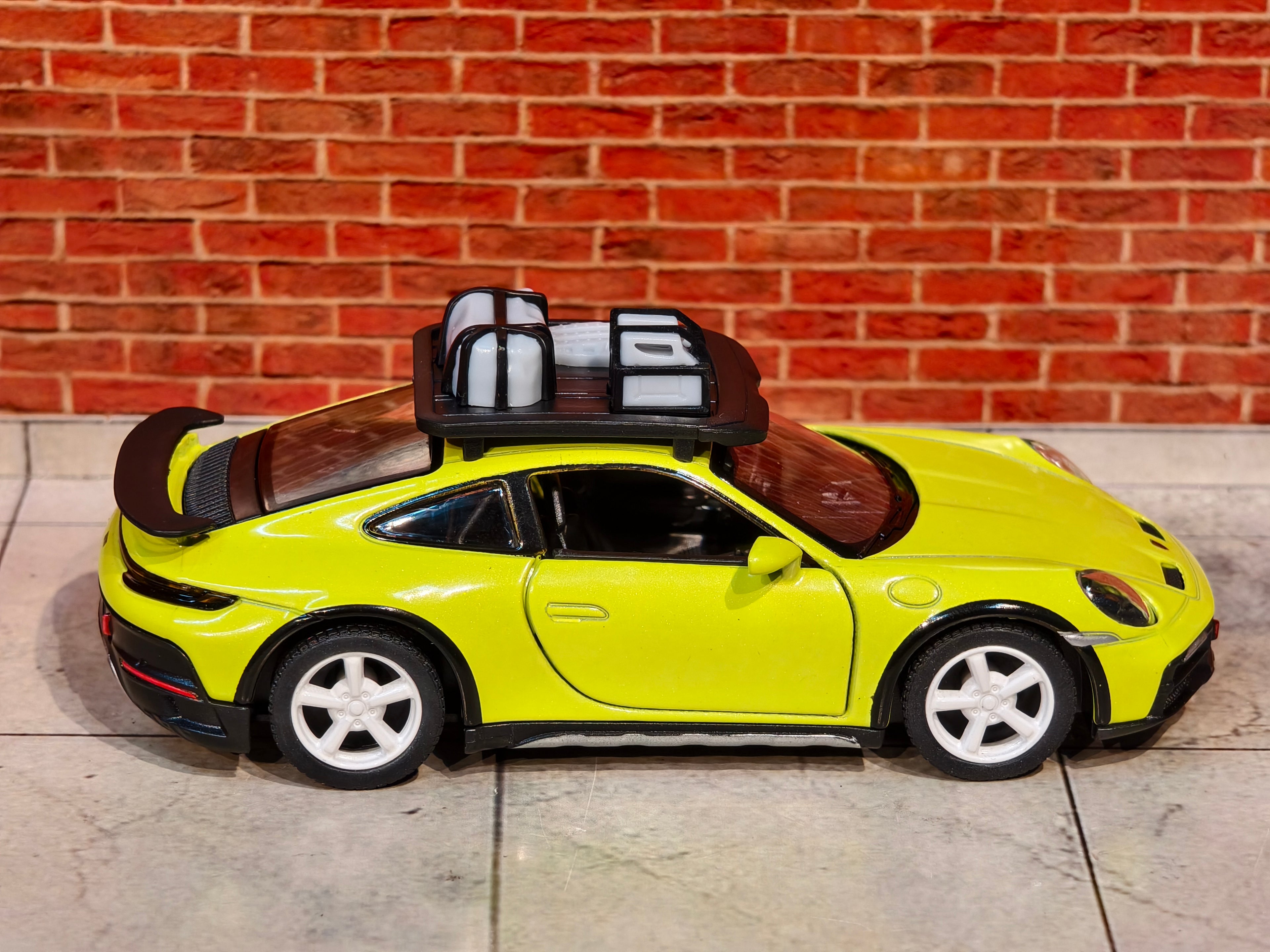 Kinsmart Official Licensed PORSCHE 911 RALLYE with Roof Rack 1:36 Scale