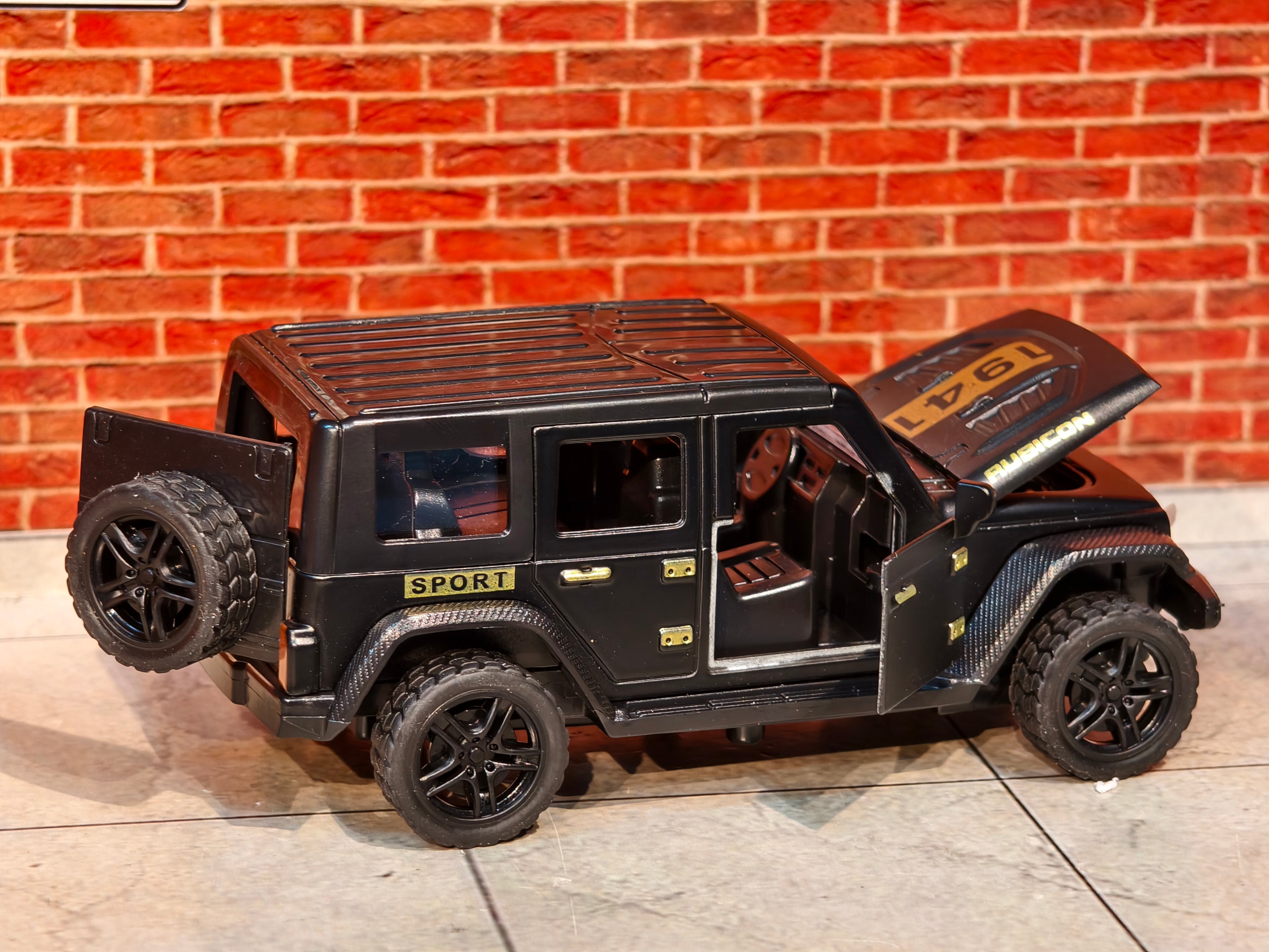Jeep Wrangler Rubicon 4 Doors Openable 1:36 Scale with Light and Sound