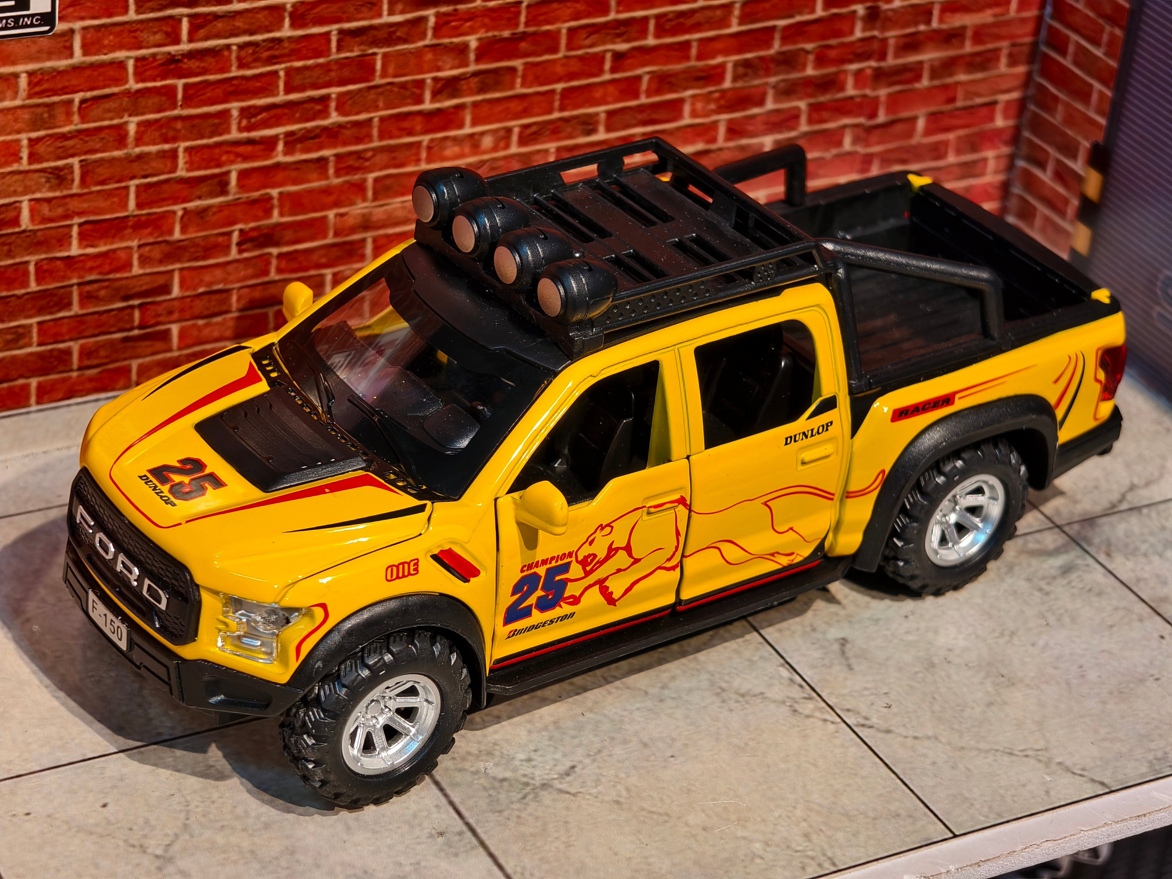 Ford Raptor 1:32 Scale Premium detailing