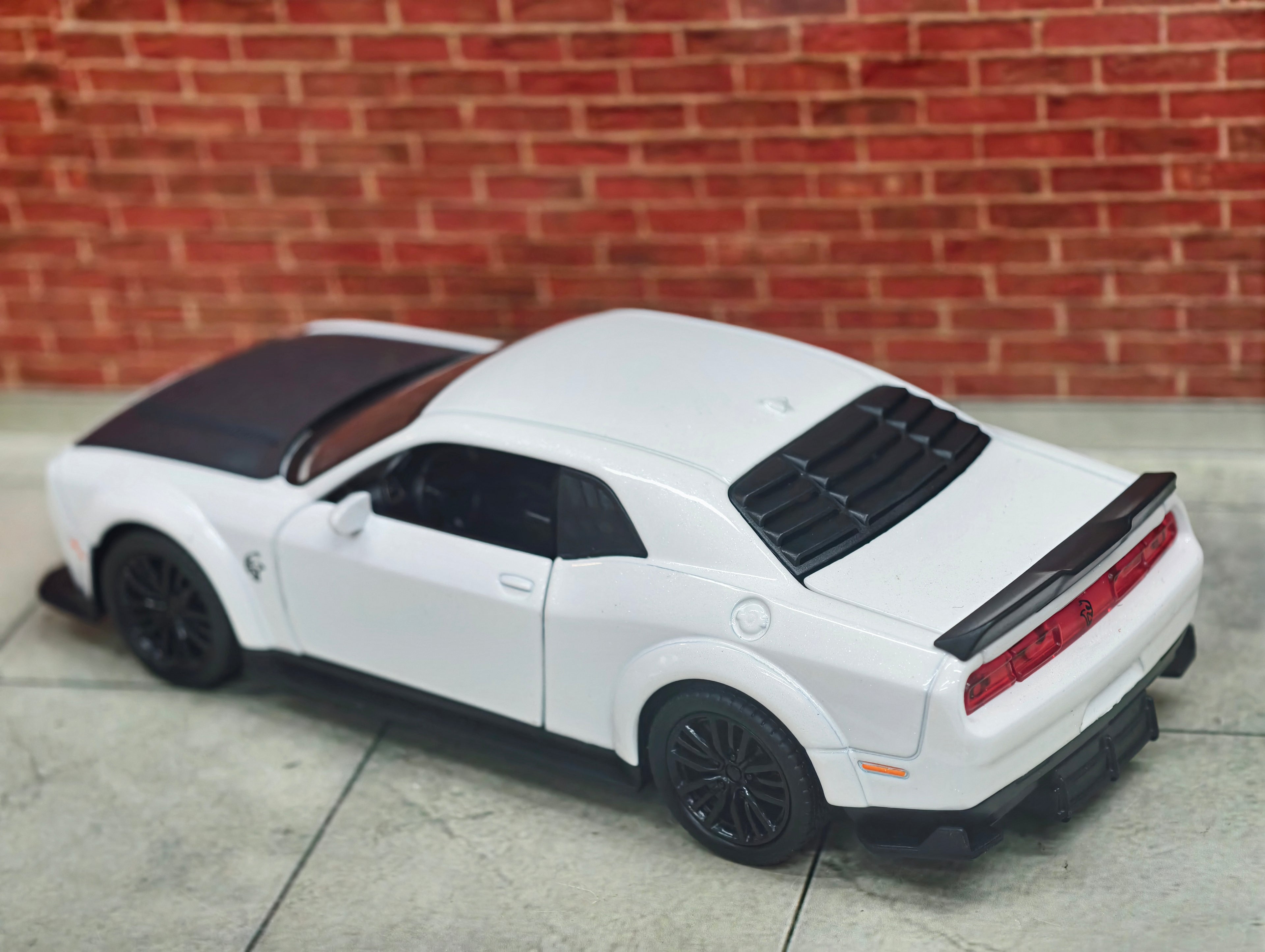 Dodge Challenger SRT 1:32 Scale