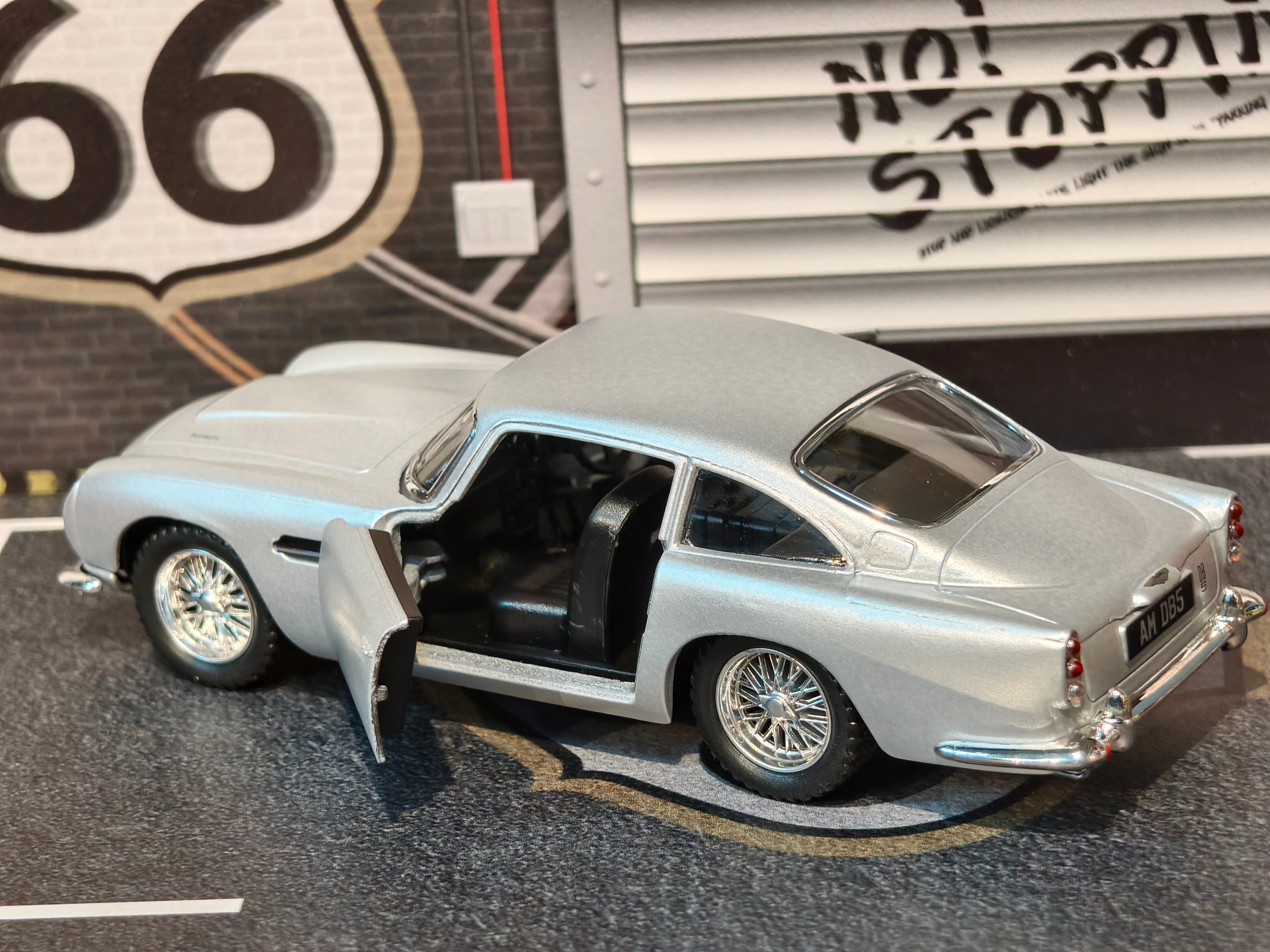 Kinsmart Official Licensed Aston Martin DB5 1:38 Scale Classic Car