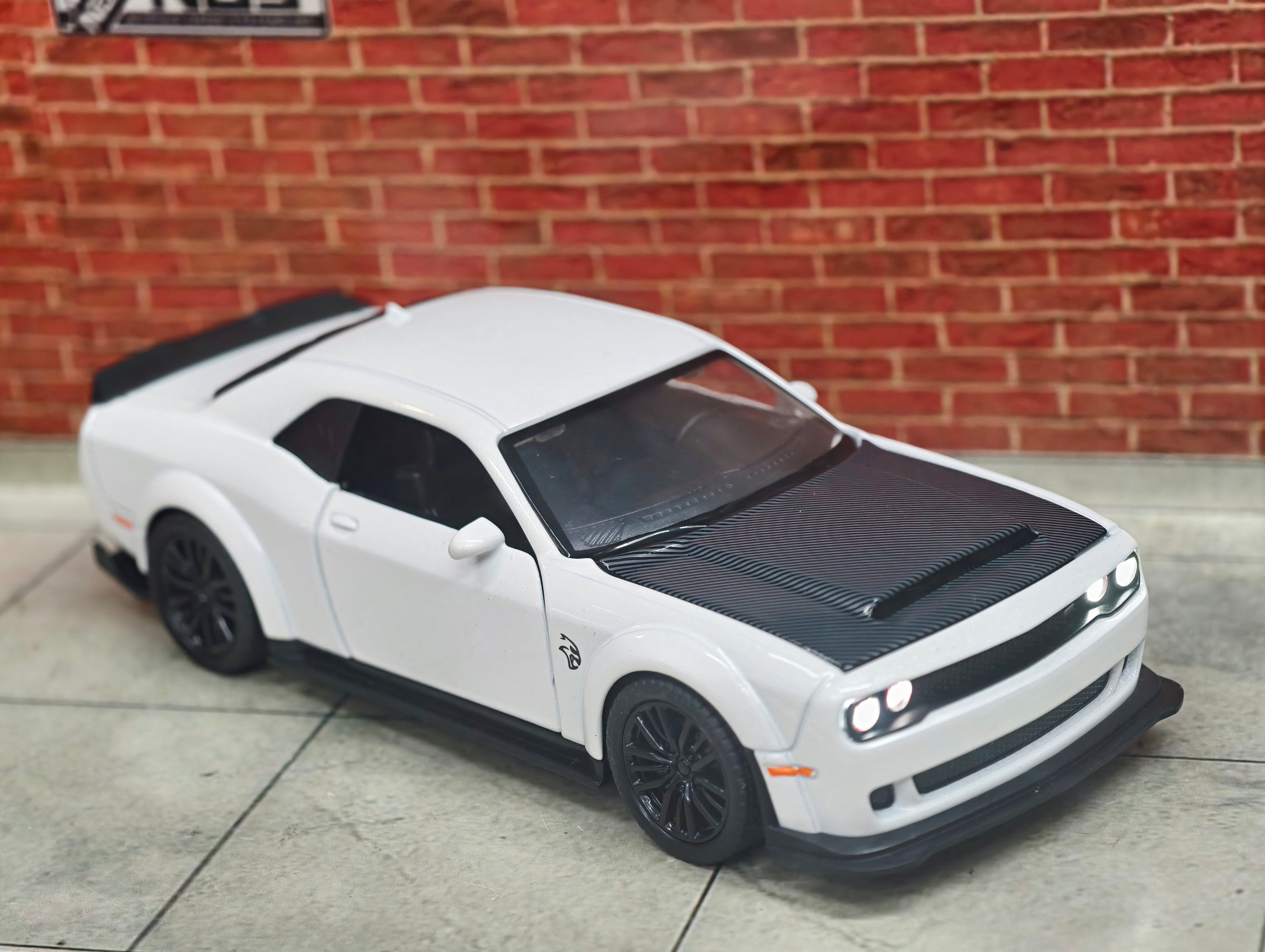 Dodge Challenger SRT 1:32 Scale