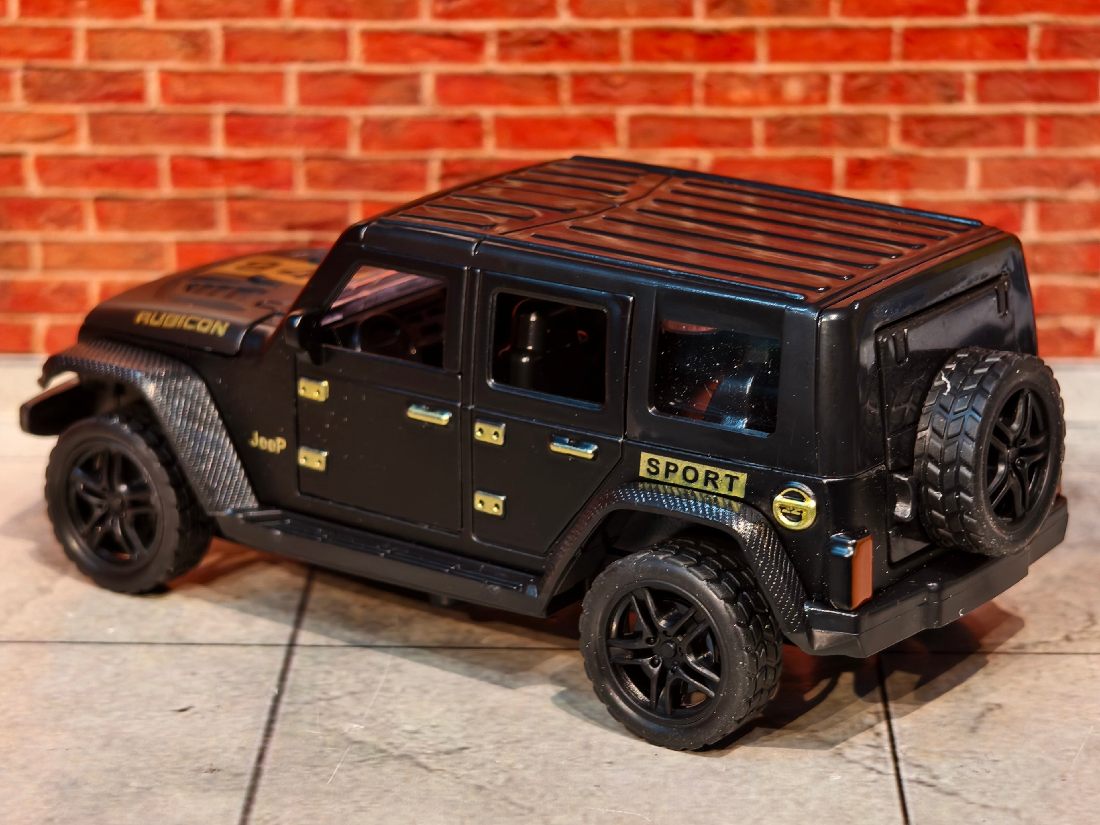 Jeep Wrangler Rubicon 4 Doors Openable 1:36 Scale with Light and Sound