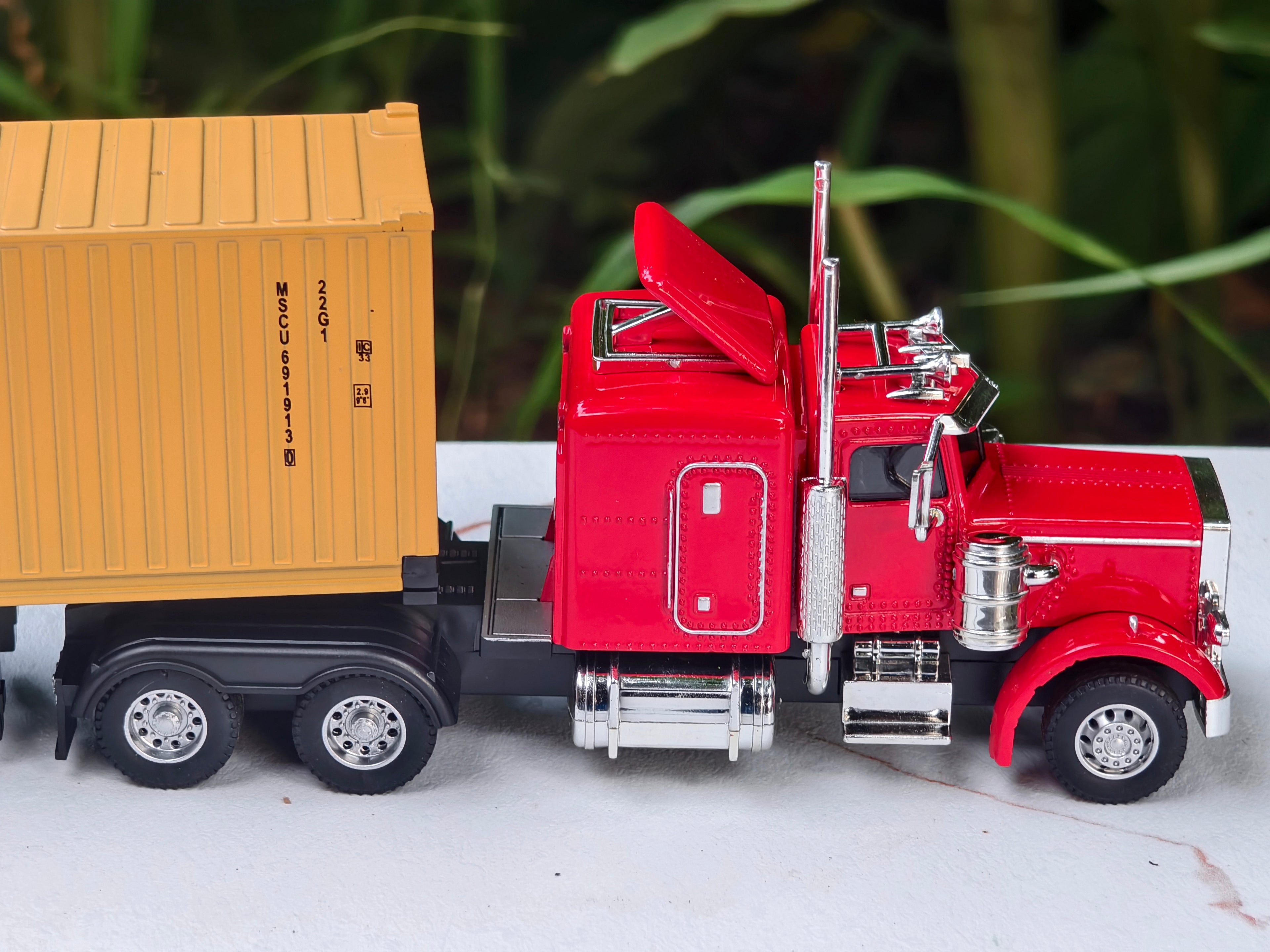 Kenworth W900 Classic American semi-truck (tractor-trailer) Big Size