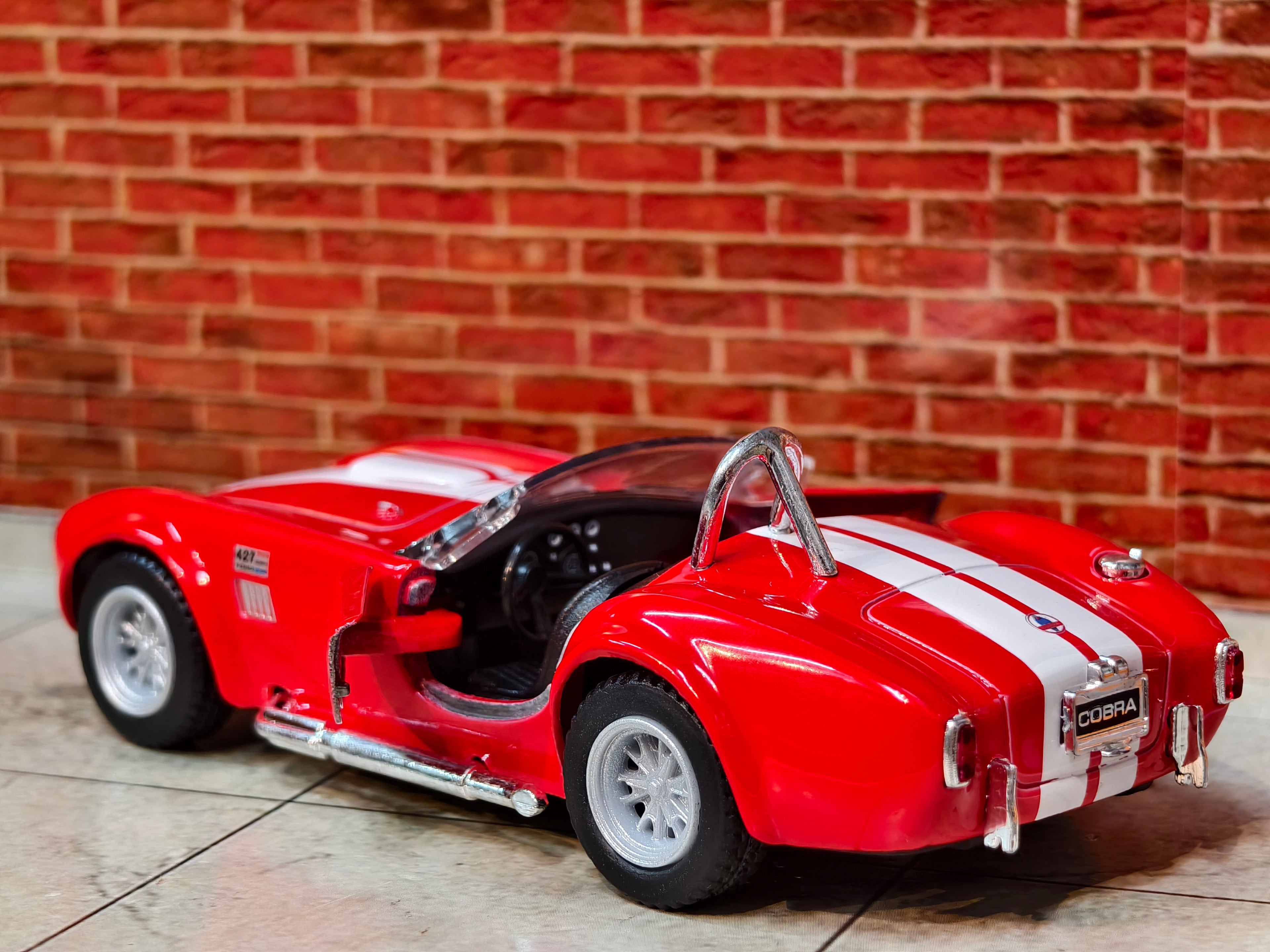 Kinsmart Official Licensed 1965 Shelby Cobra 427 S/C 1:32 Scale