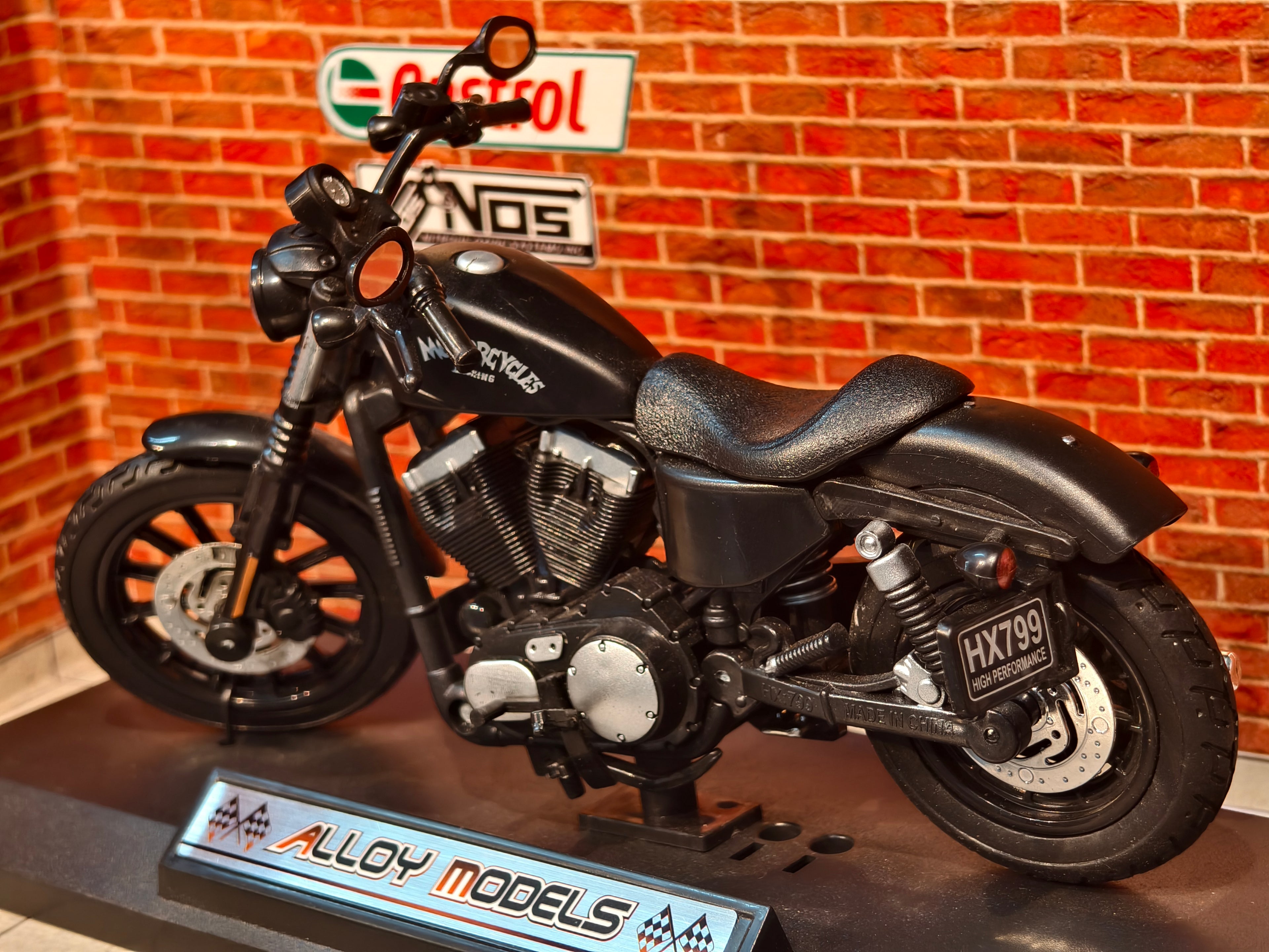 Harley-Davidson Sportster Iron 883 1:12 Scale