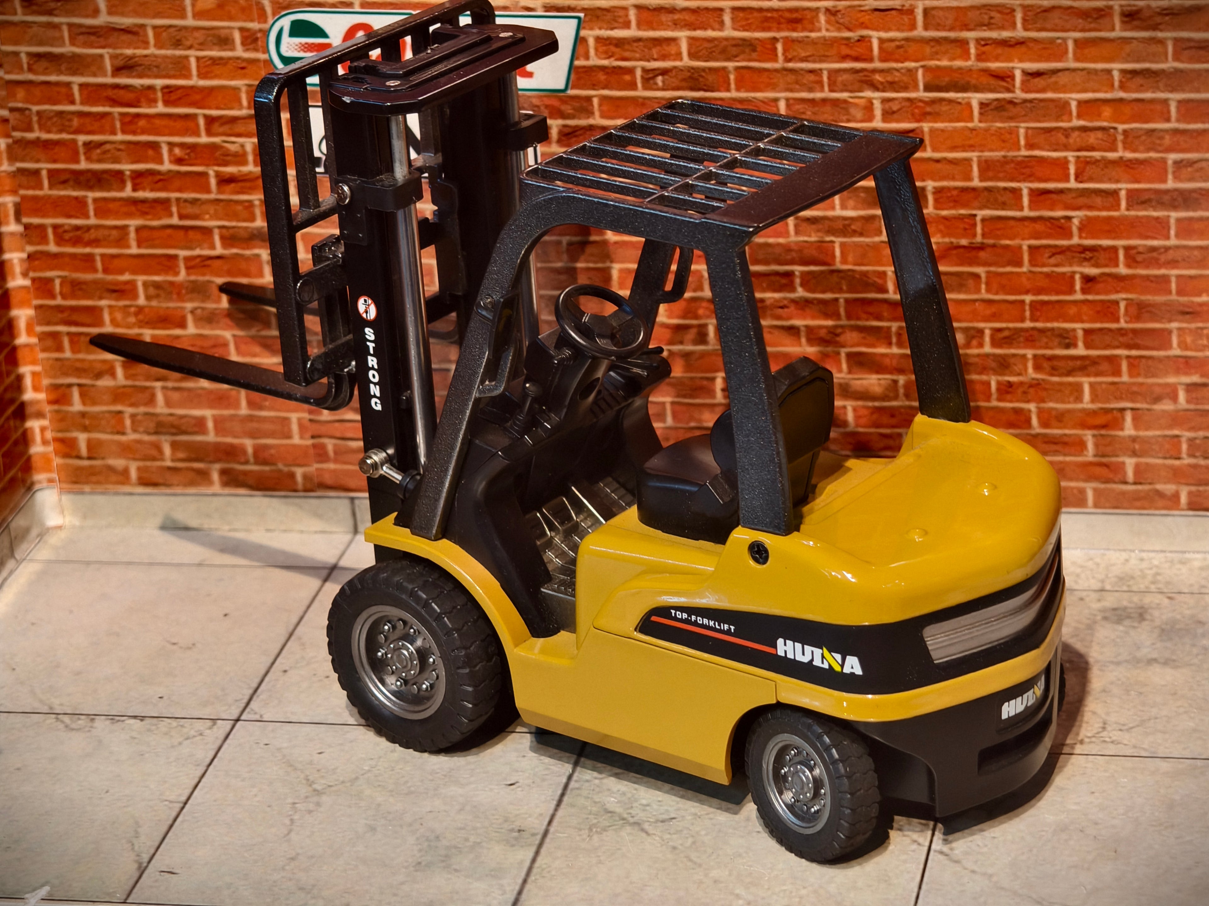 Huina 1717 Forklift 1:50 Scale Heavy Diecast Model
