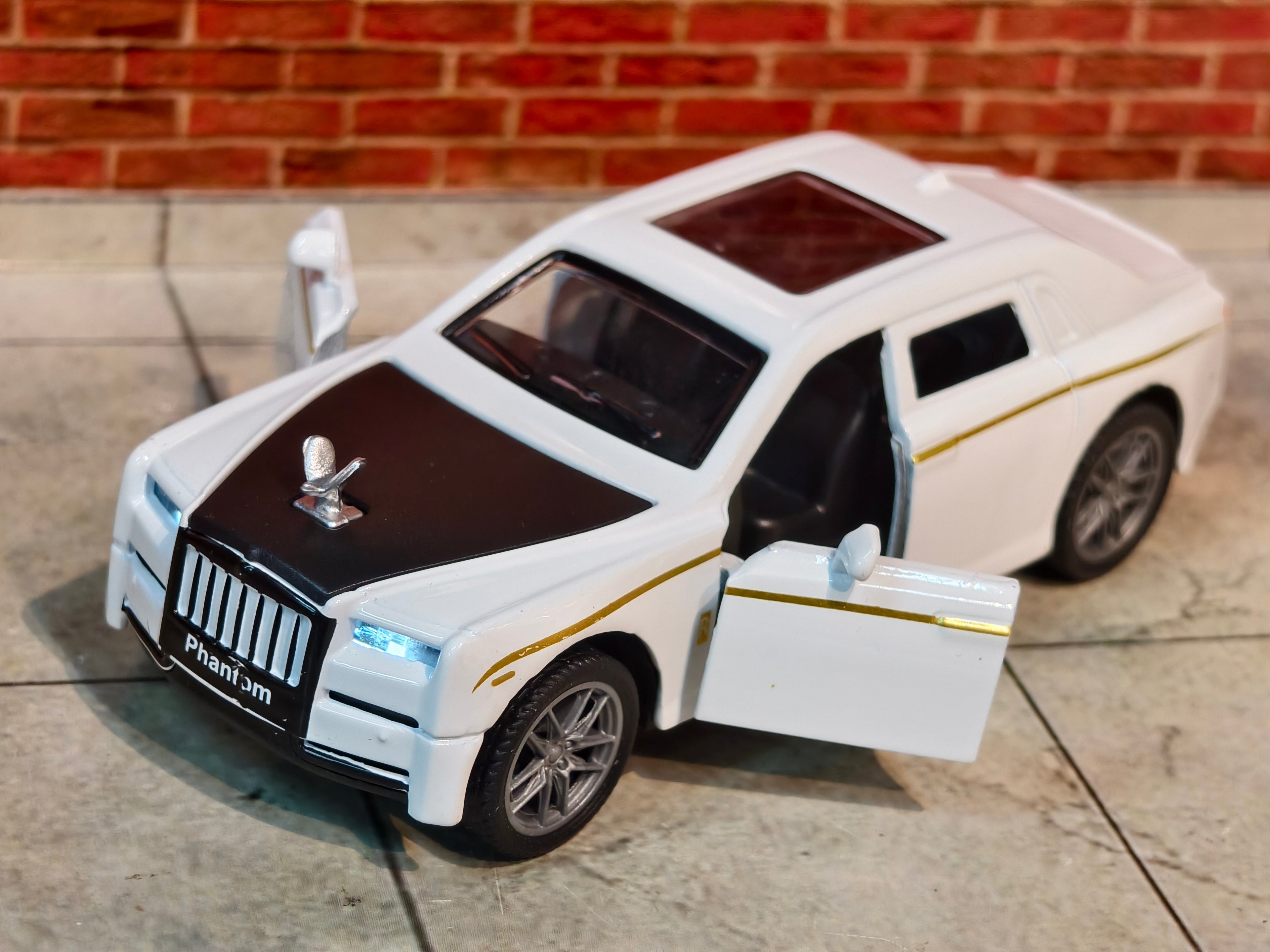 Rolls Royce Phantom 1:36 Scale with Light and Sound