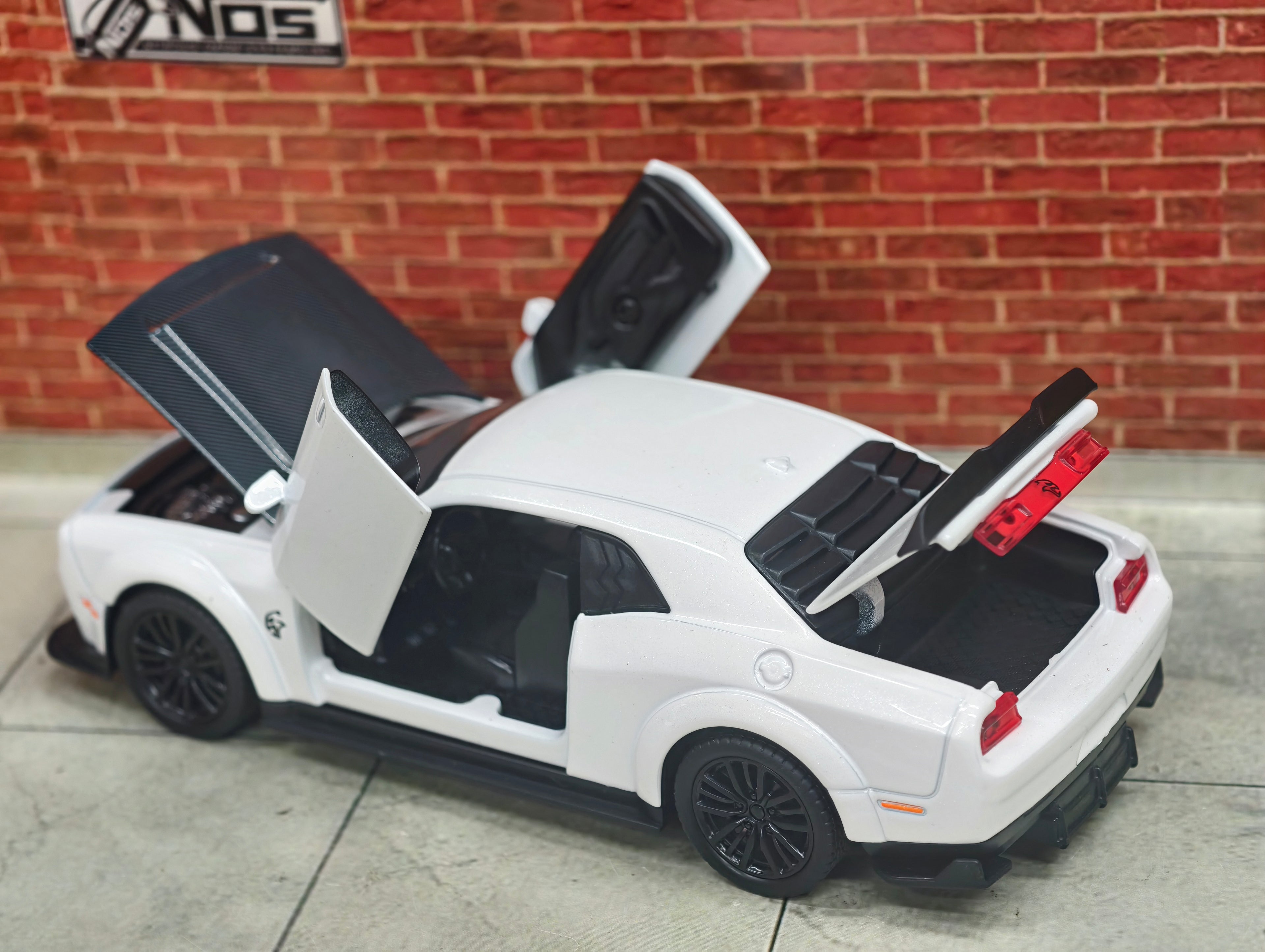 Dodge Challenger SRT 1:32 Scale
