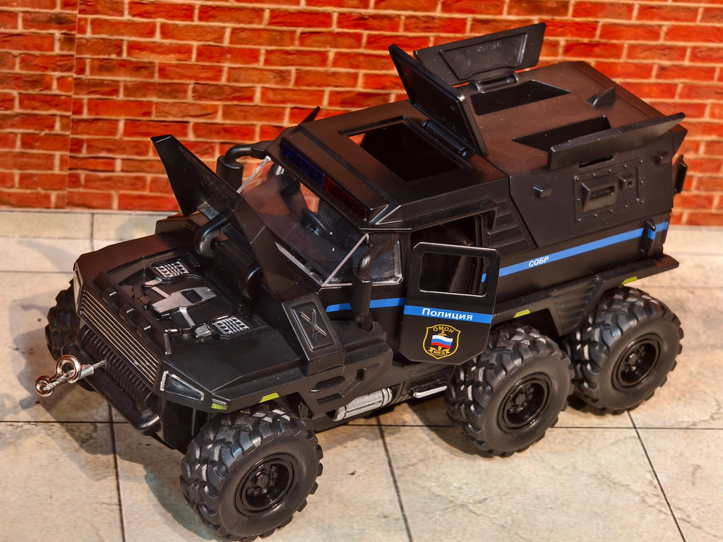Conqueror Armed Car in Acrylic Box 1:32 Scale
