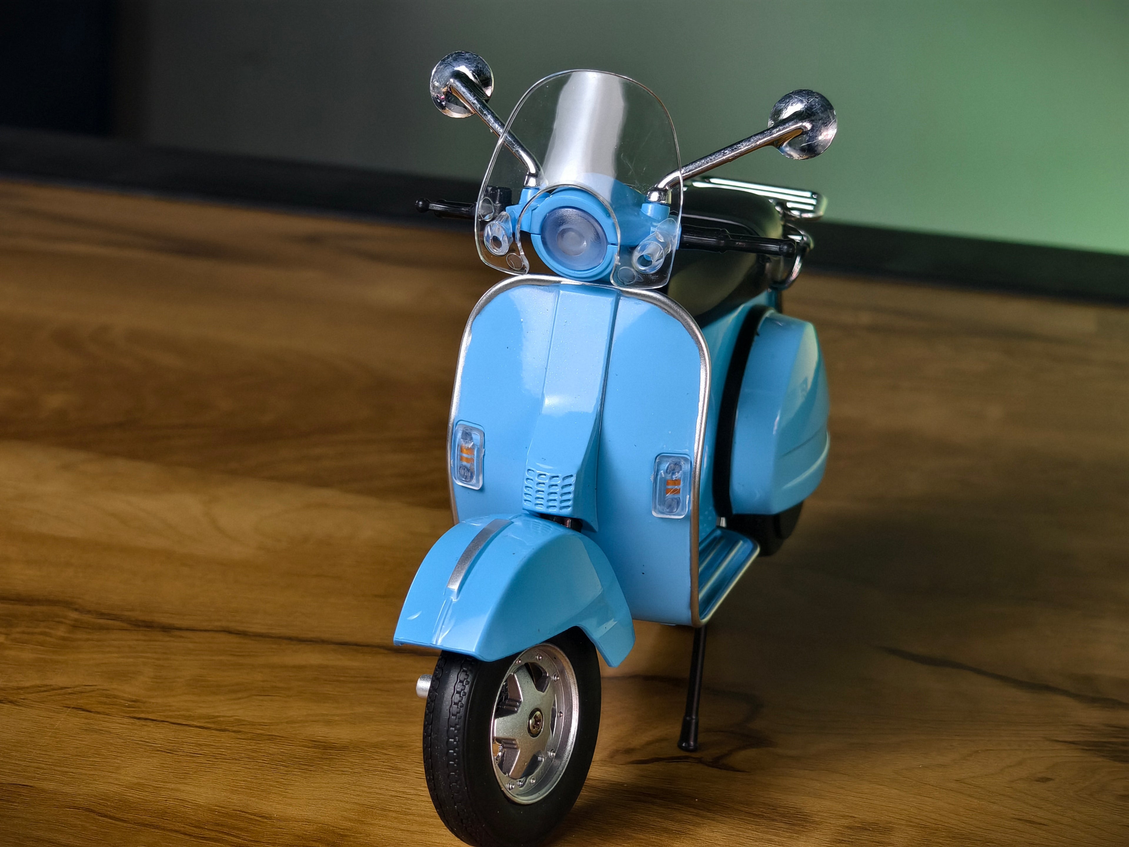 Vespa PX 150 1:10 Scale Premium Detailed Model with Openable Parts