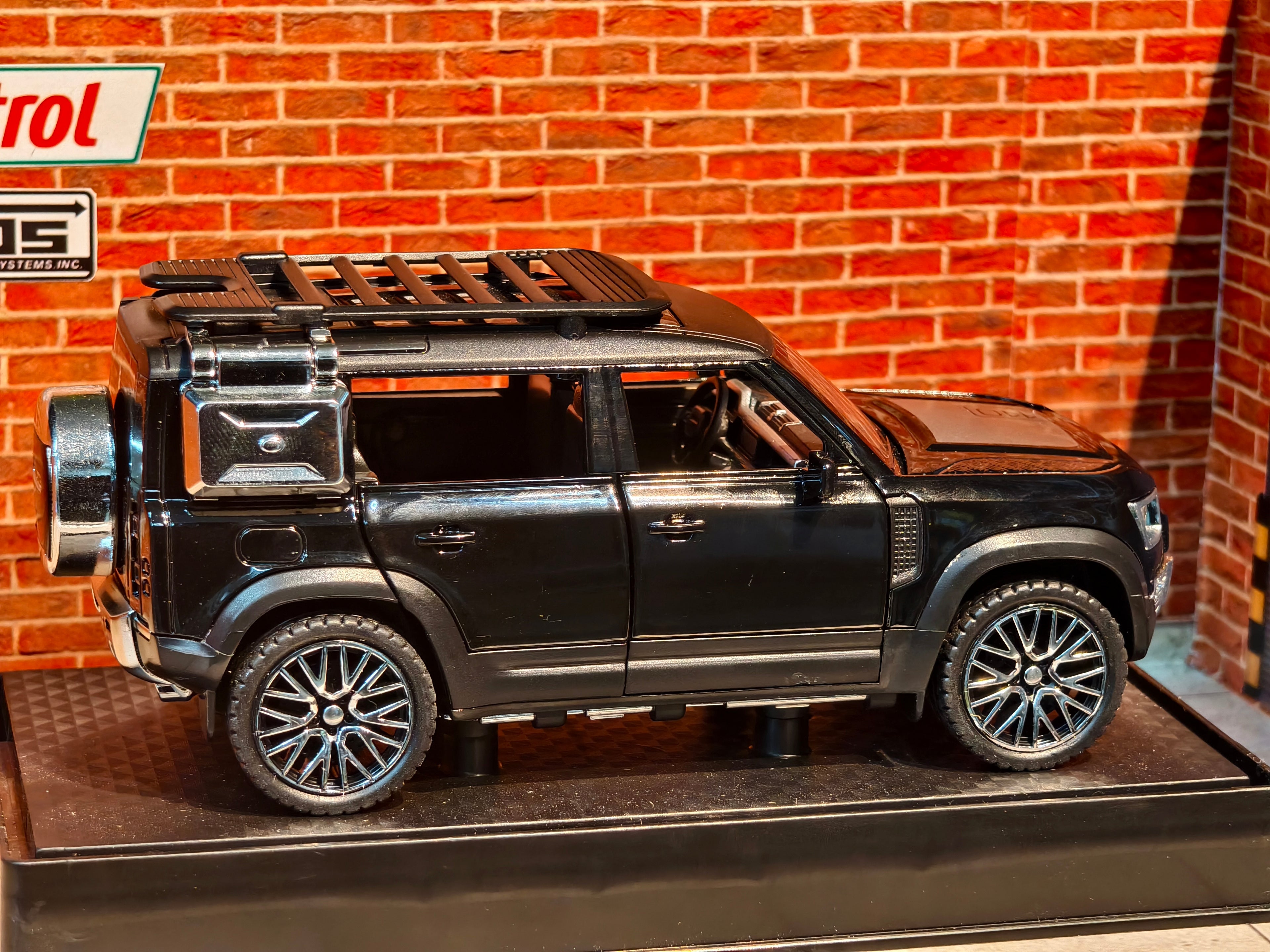 Land Rover Defender 110 1:32 Scale