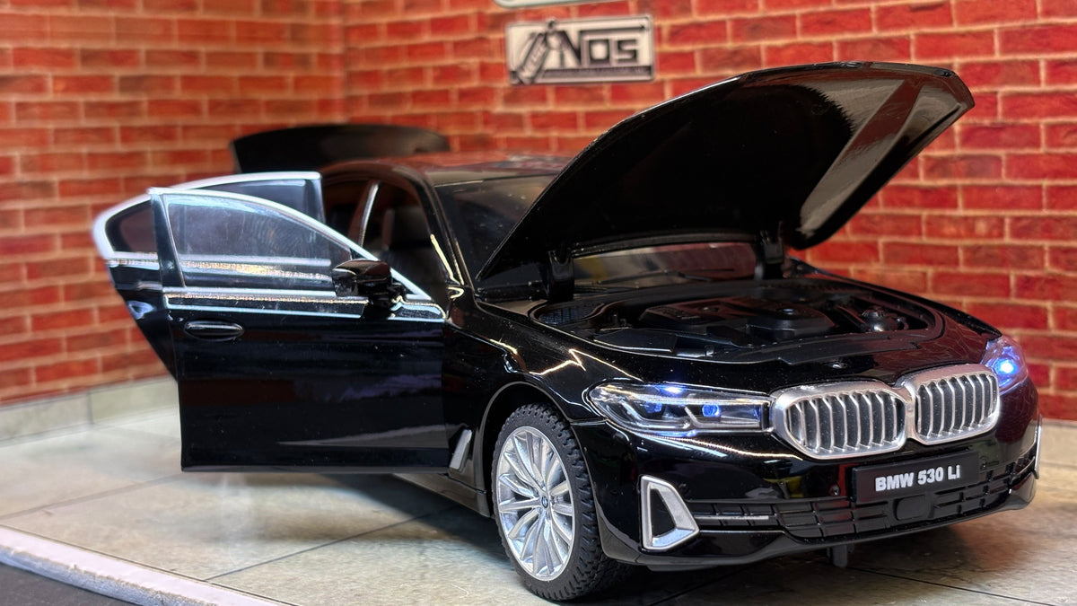 QY Official Licensed BMW 5 Series LCI 1:24 Scale Premium Detailing