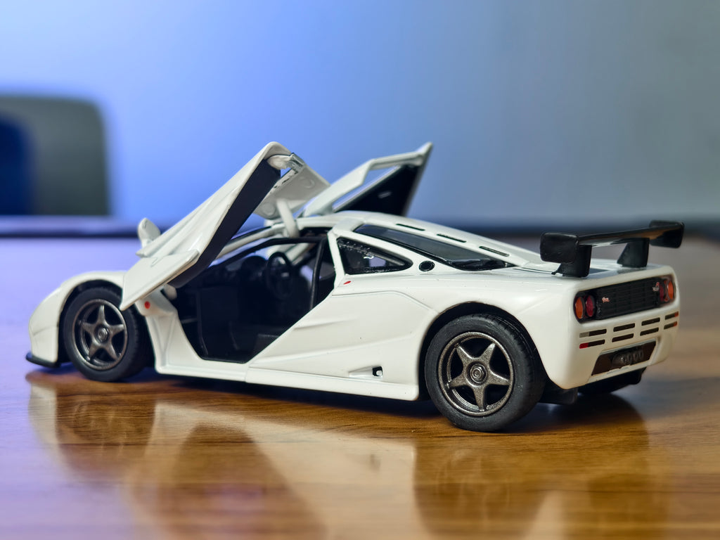 Kinsmart Official Licensed 1995 McLaren F1 GTR 1:34 Scale