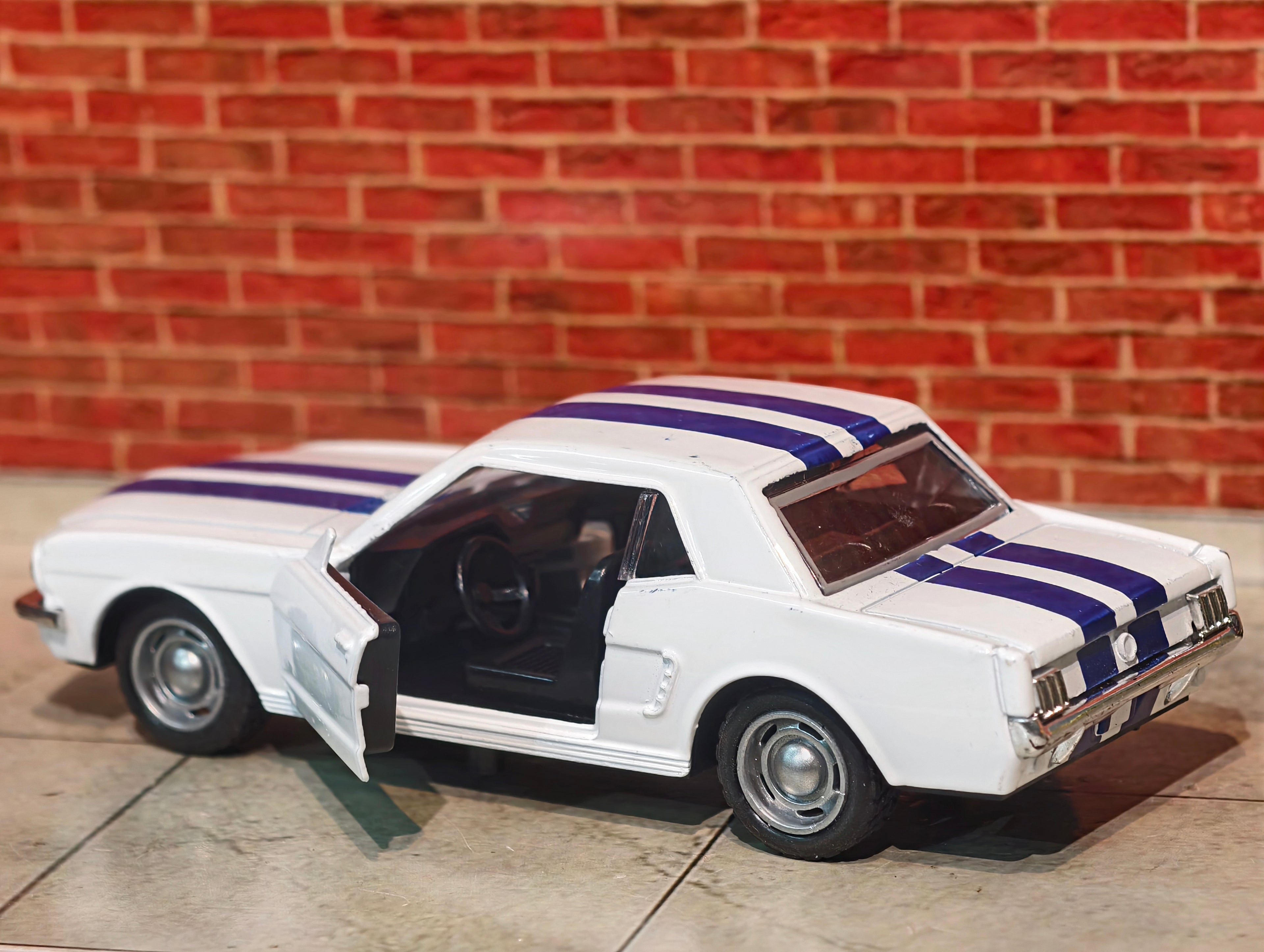 Classic Shelby GT350 Coupe 1965 Model 1:32 Scale