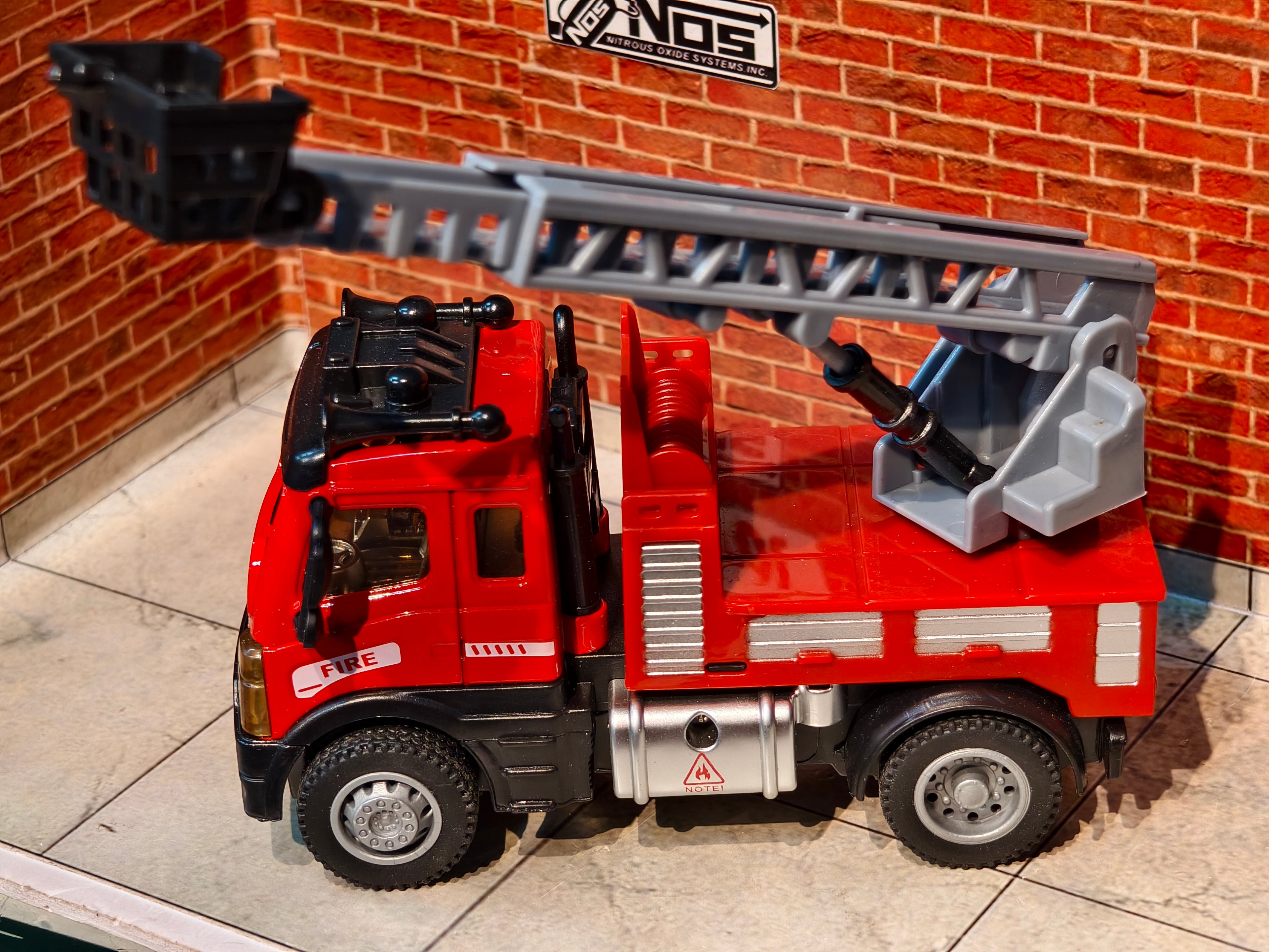 FirelRescue Fire Truck with Extendable Ladder & Basket 1:64 Scale