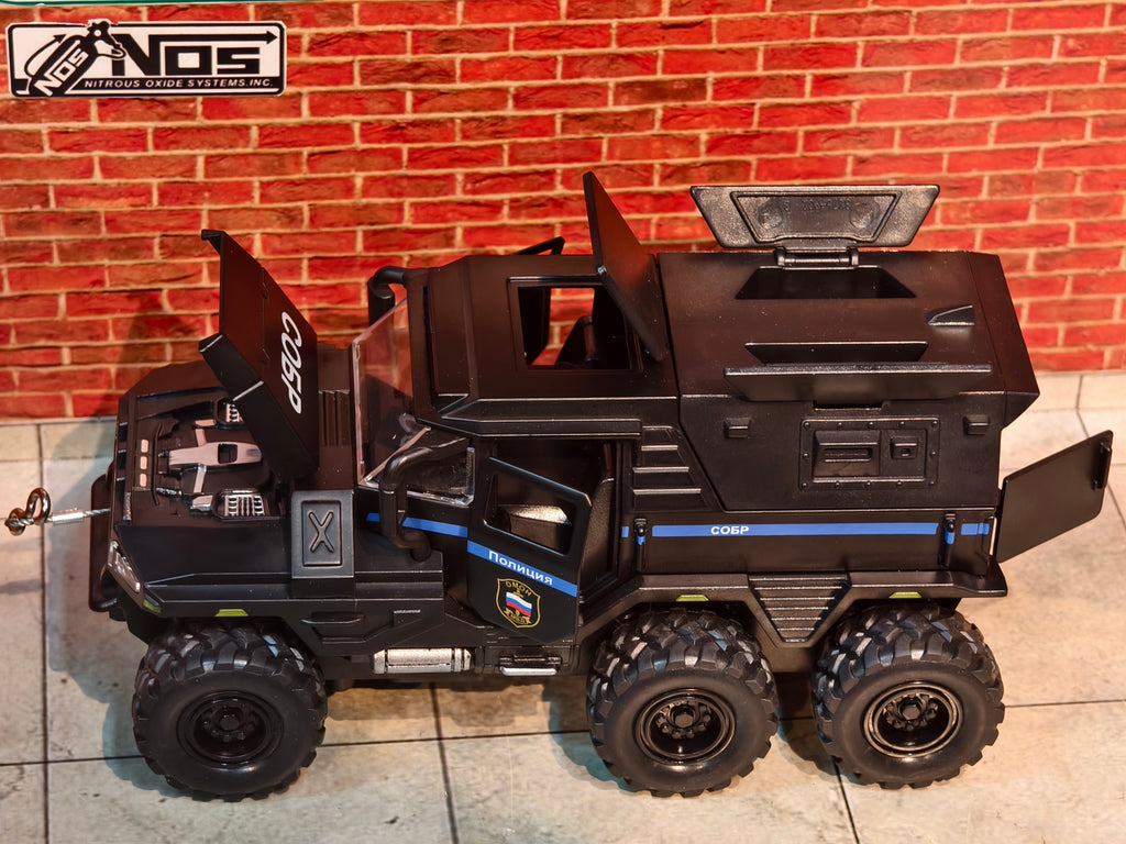 Conqueror Armed Car in Acrylic Box 1:32 Scale