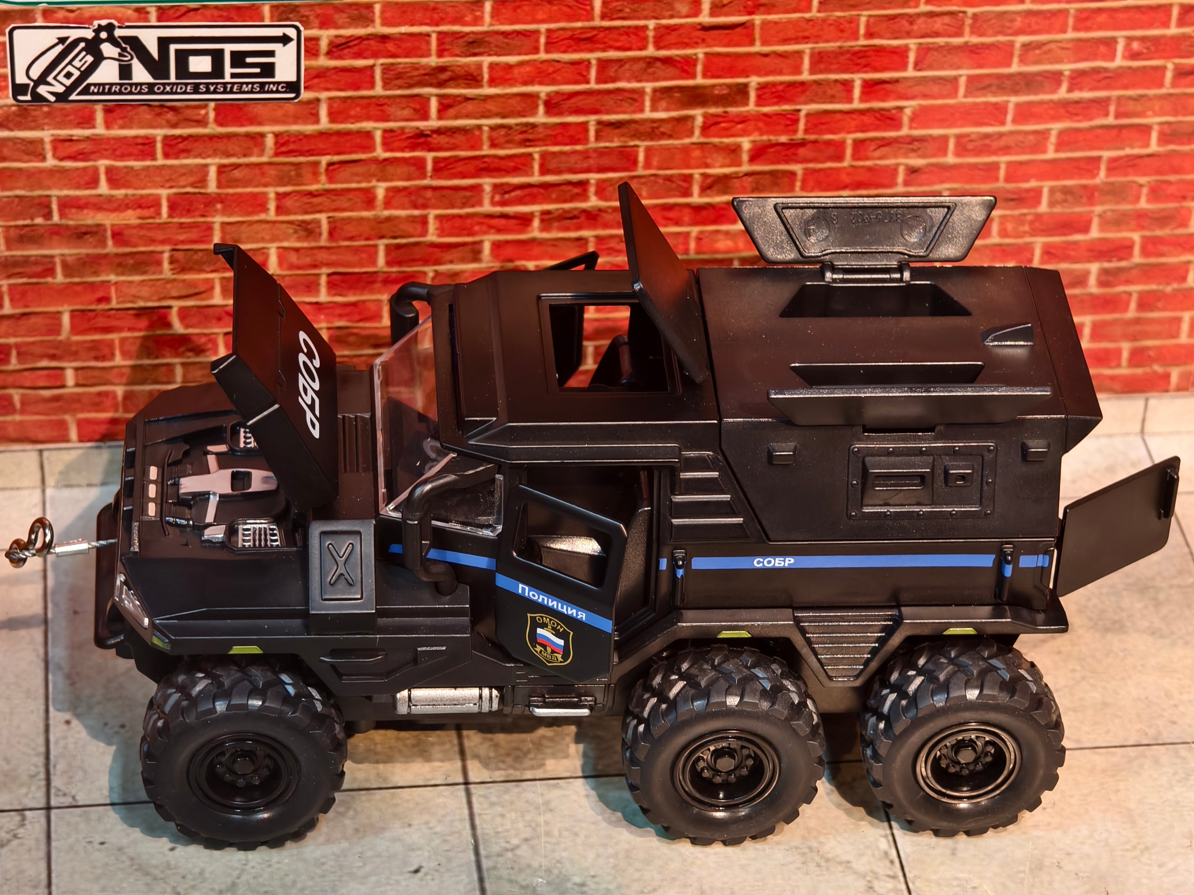 Conqueror Armed Car in Acrylic Box 1:32 Scale