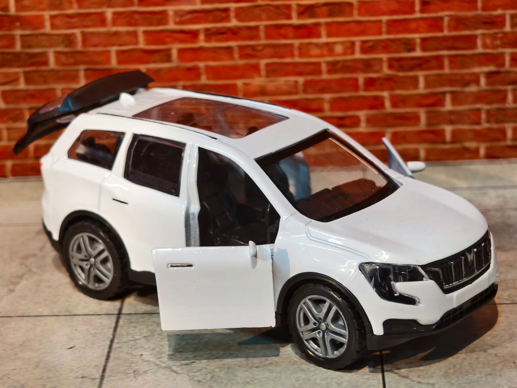 Mahindra XUV 700 1:36 Scale Premium Detailing