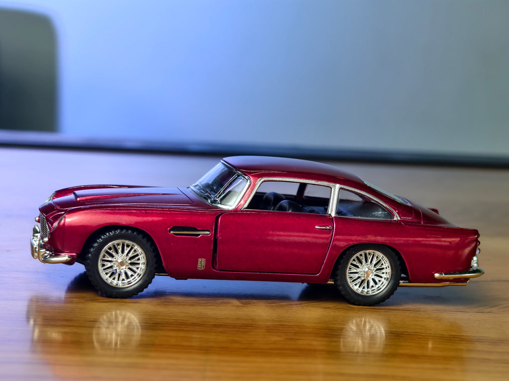 Kinsmart Official Licensed Aston Martin DB5 1:38 Scale Classic Car