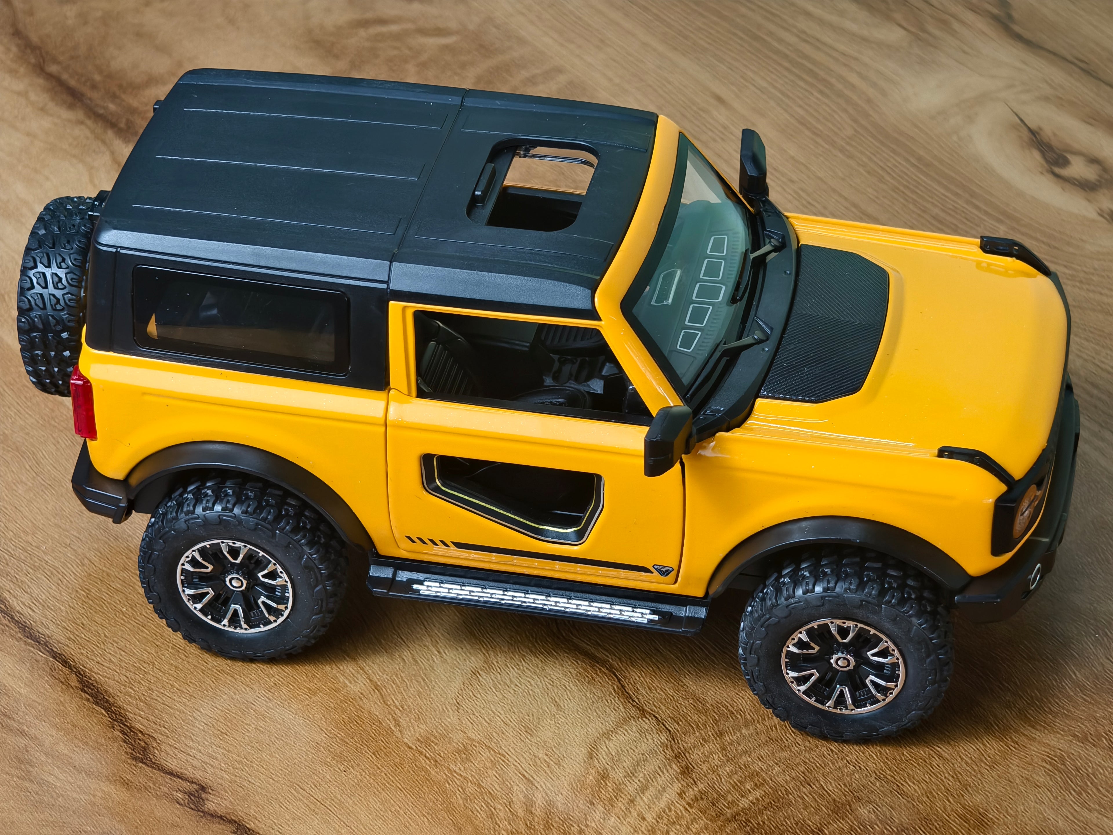 Ford Bronco 1:24 Scale Premium Detailing