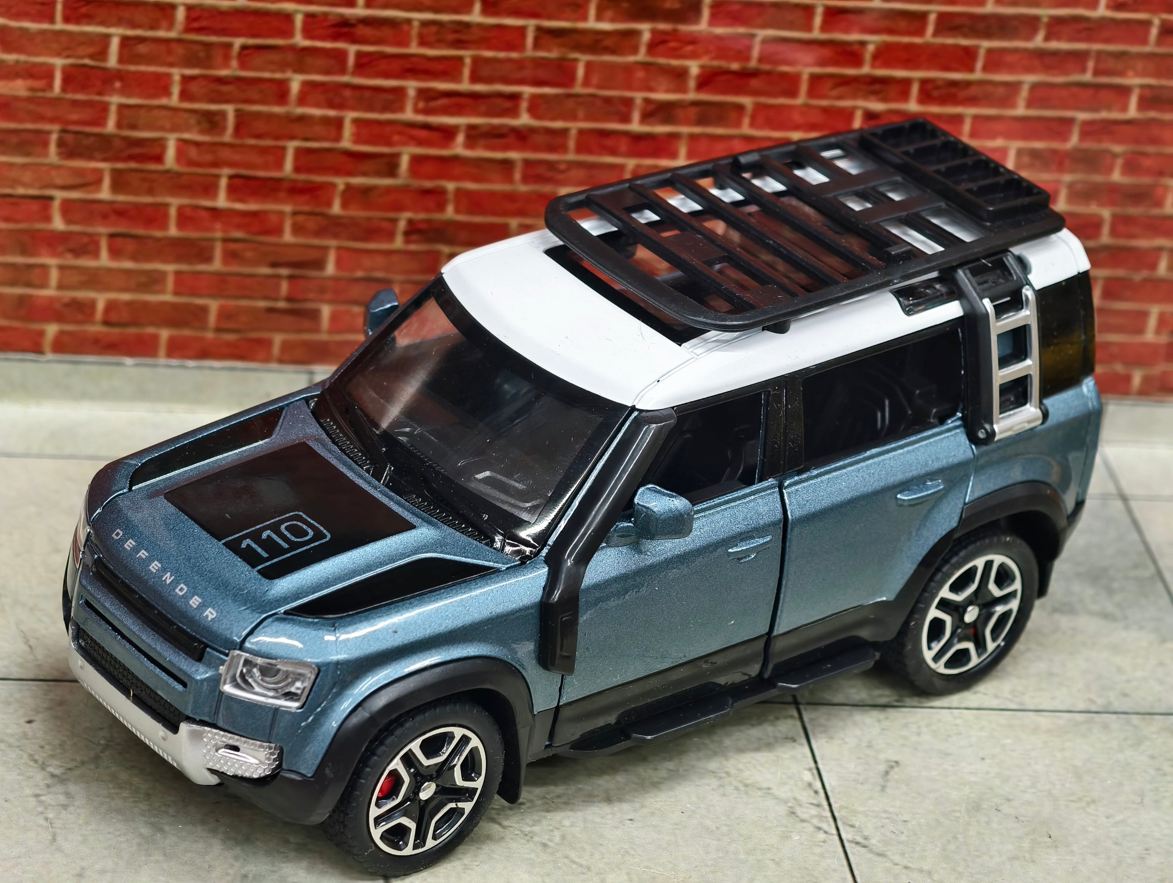Land Rover Defender 110 (L663) 1:32 Scale
