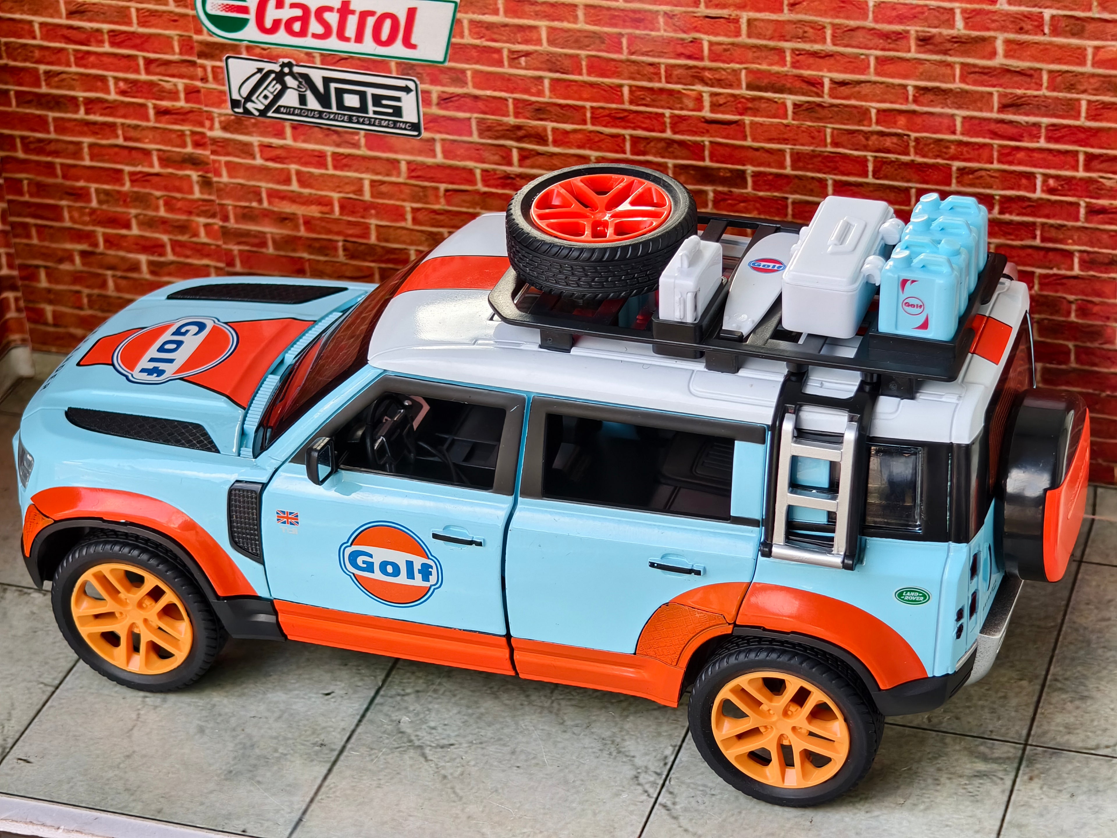 Defender Gulf Edition 1:24 Scale with Accessories
