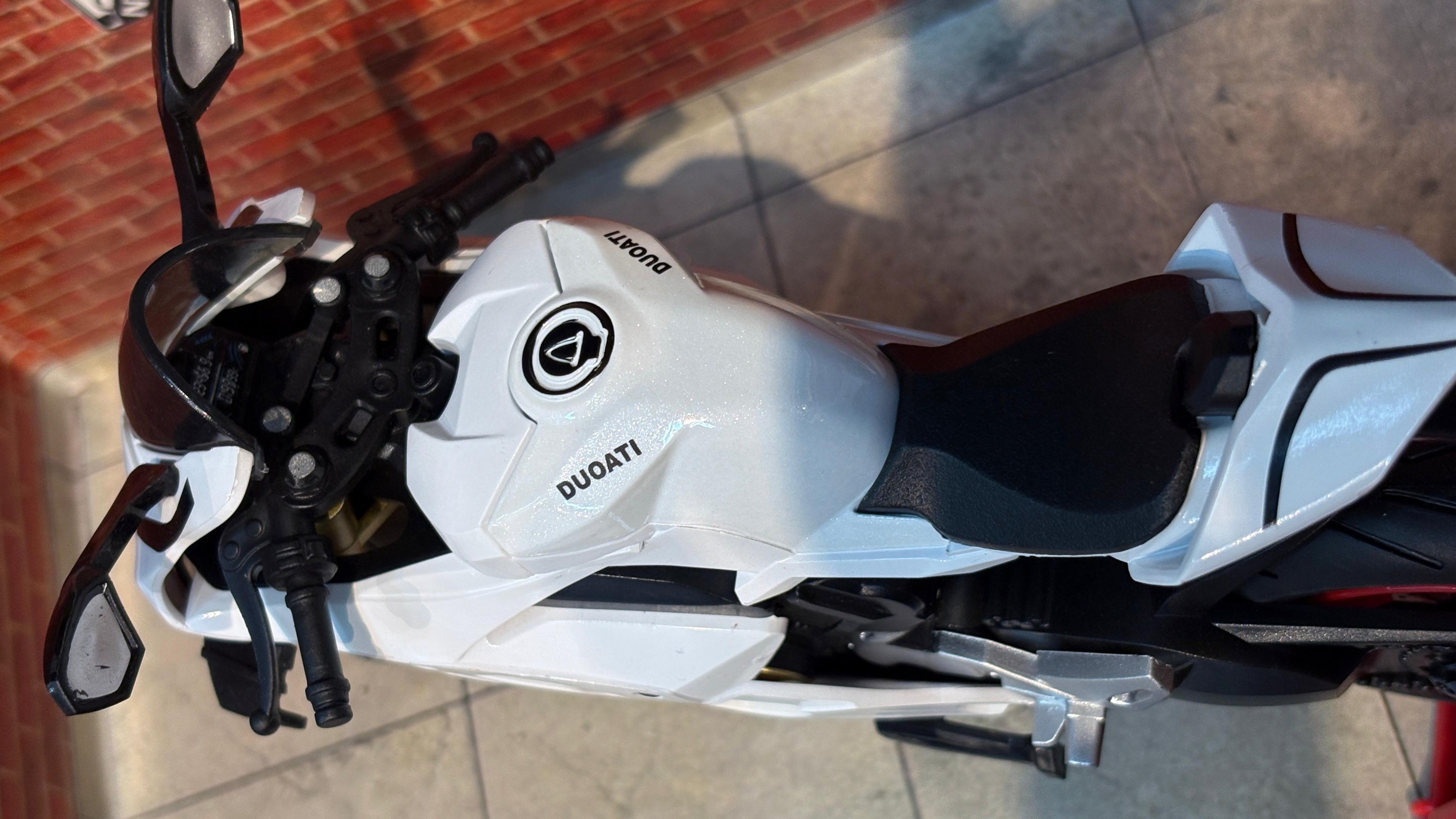 Ducati Panigale V4 1:10 scale with Paddock Stand
