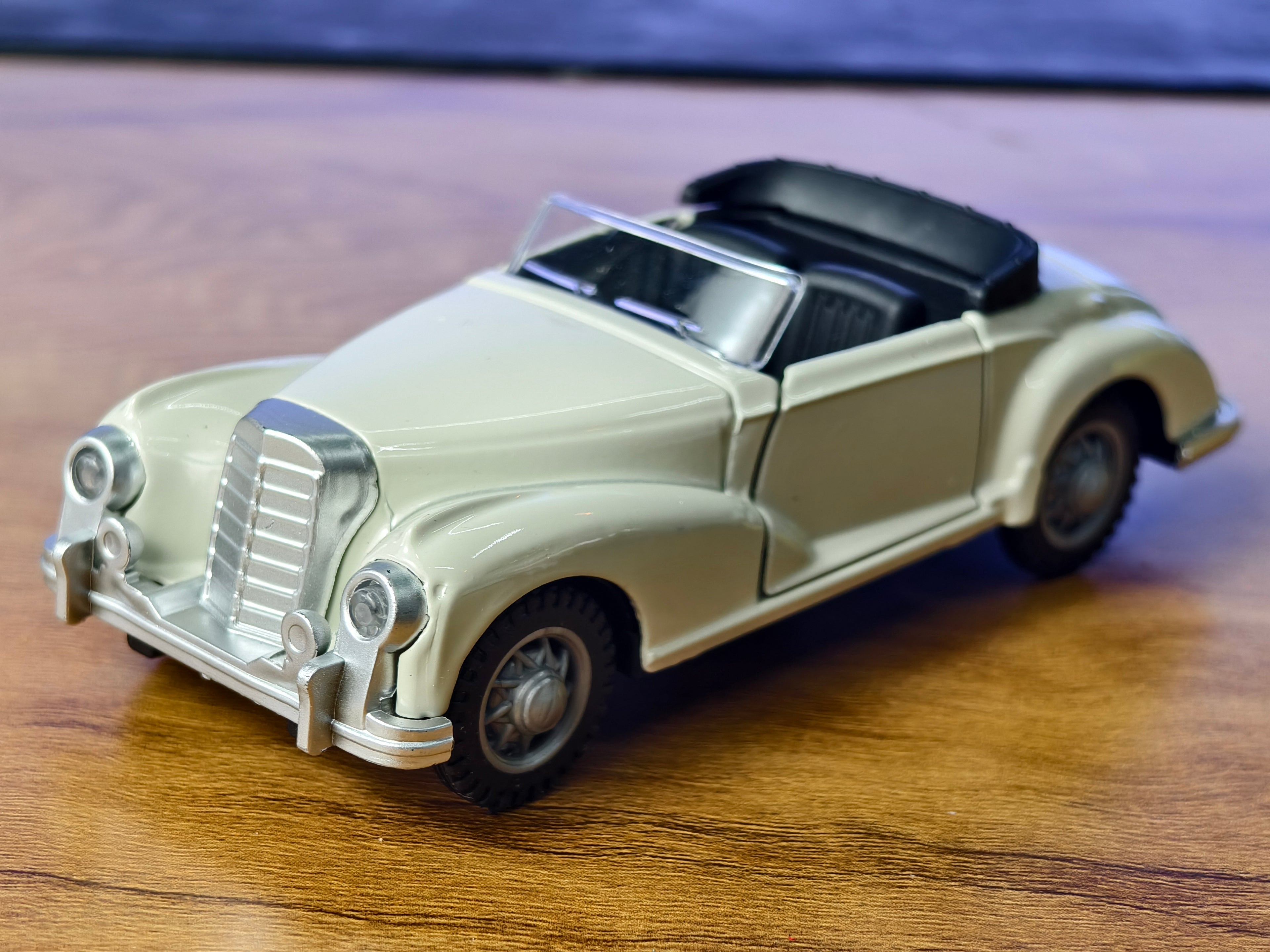 Classic Mercedes Benz 300 S Cabriolet 1:36 Scale