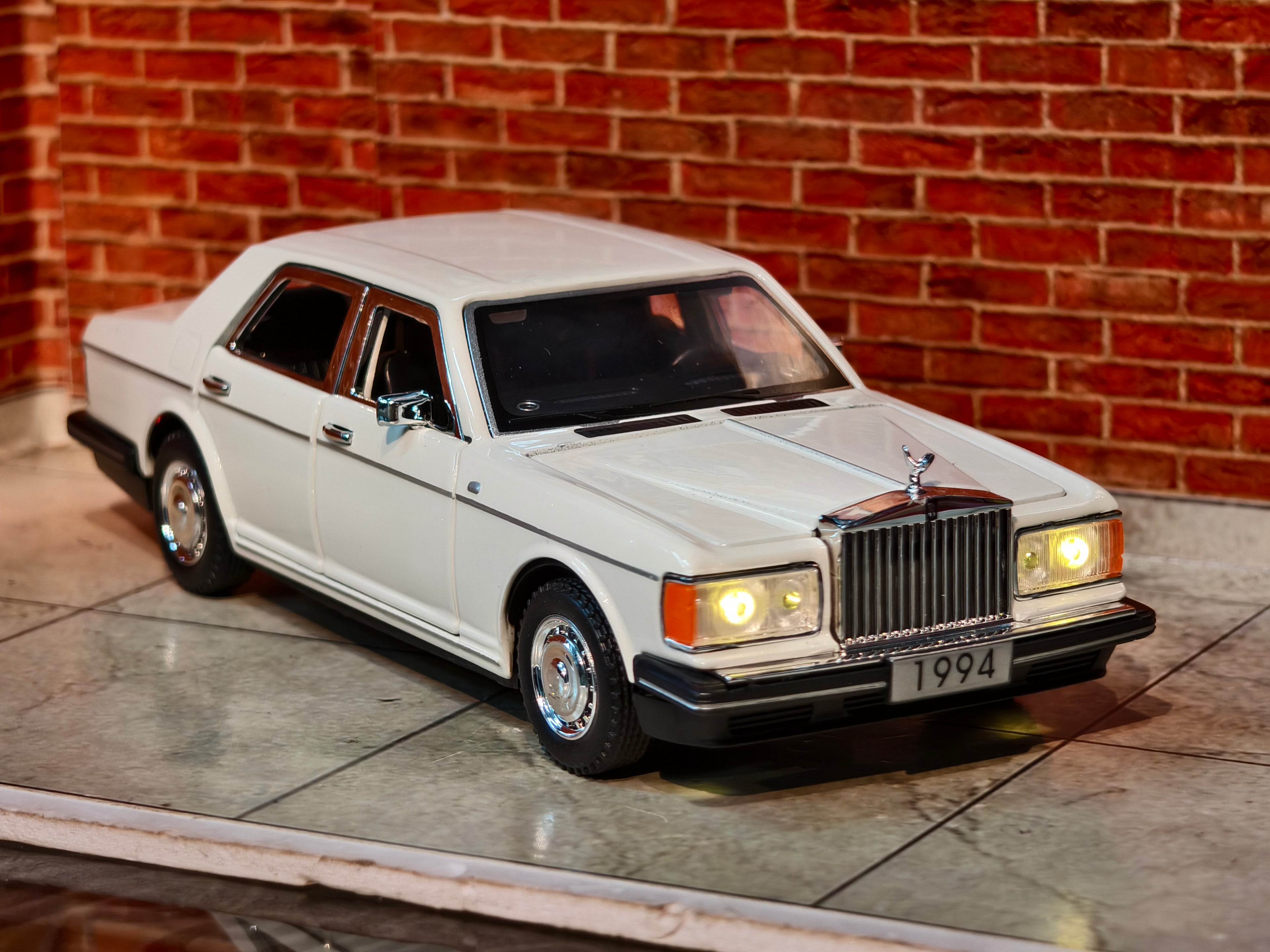 Classic Rolls Royce Silver Spur 1:32 Scale Premium Detailing