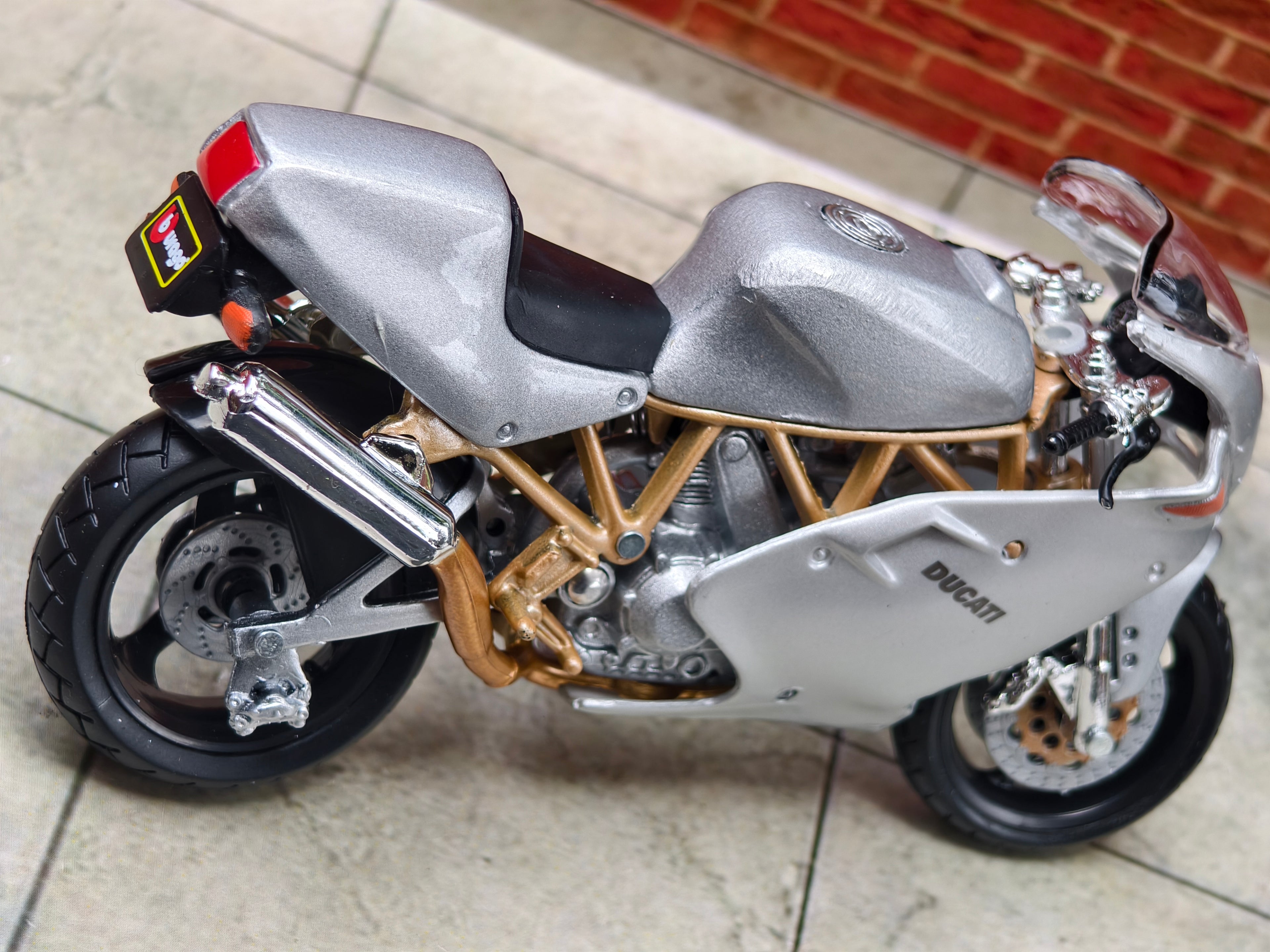 Burrago Official Licensed Ducati Super Sport 900 Final Edition 1:18 Scale