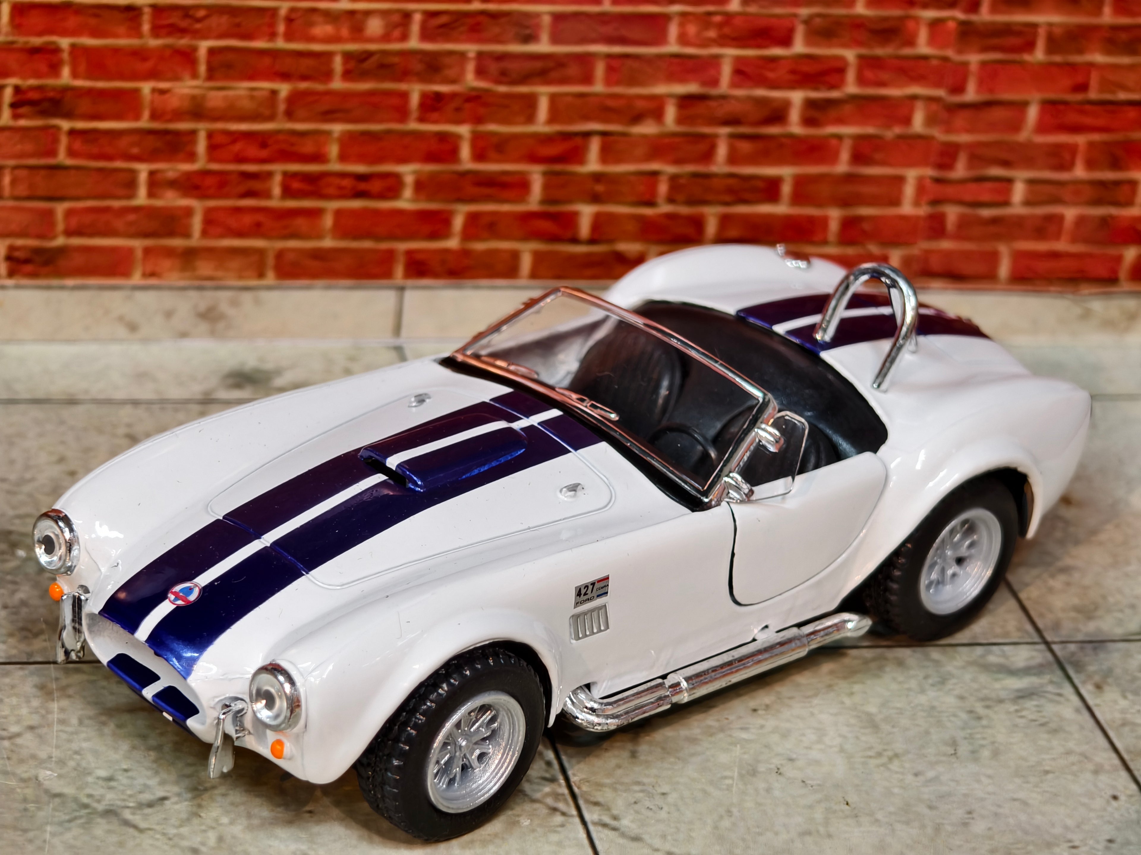 Kinsmart Official Licensed 1965 Shelby Cobra 427 S/C 1:32 Scale