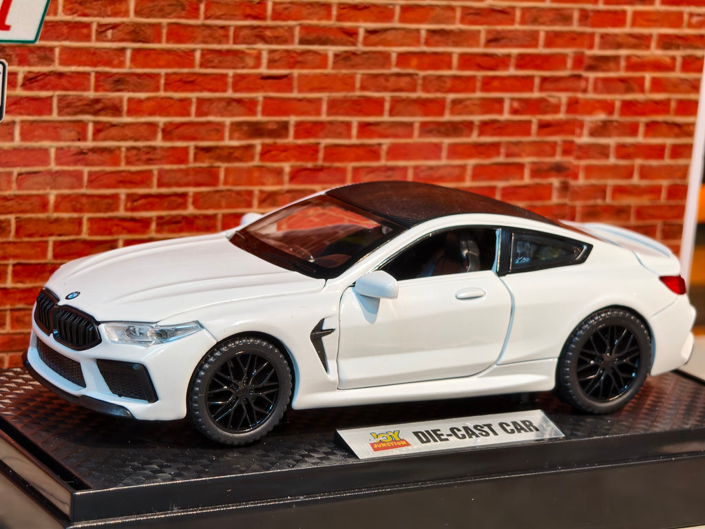 BMW M8 1:32 Scale Premium Detailing