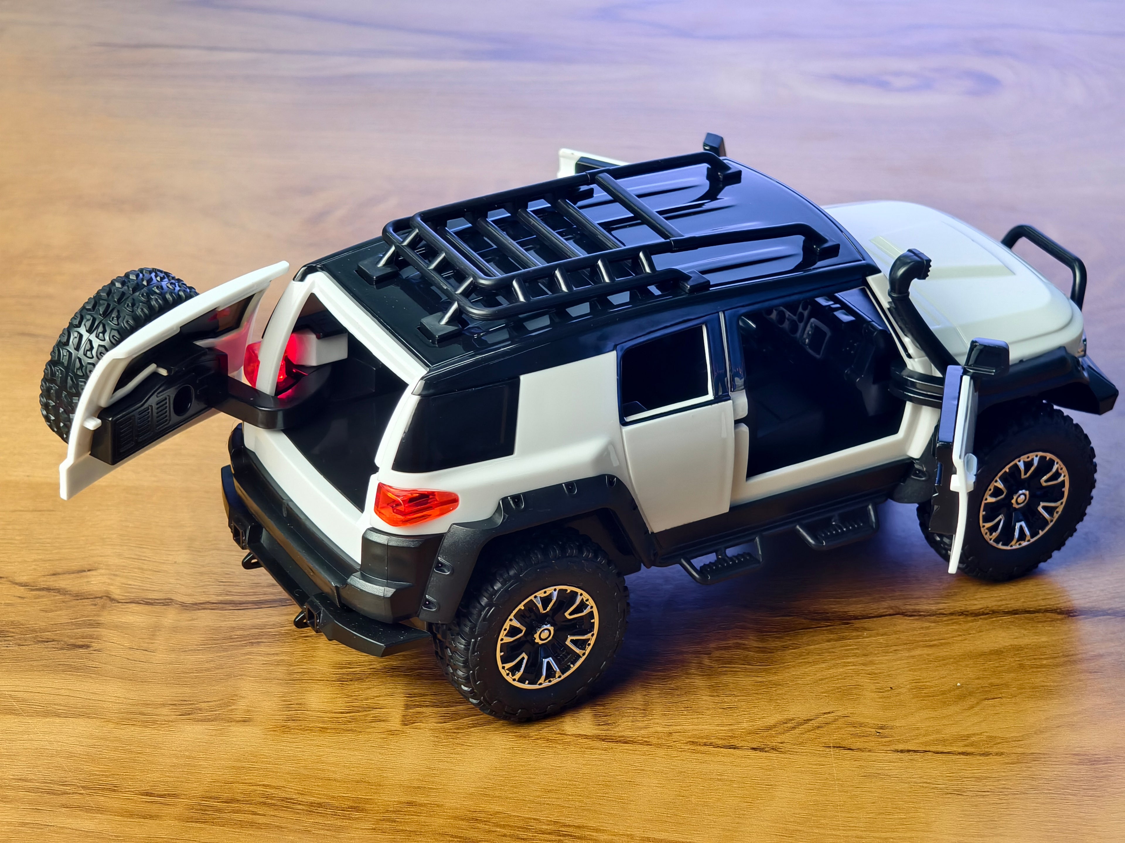 Toyota FJ Cruiser 1:24 Scale Premium Detailing
