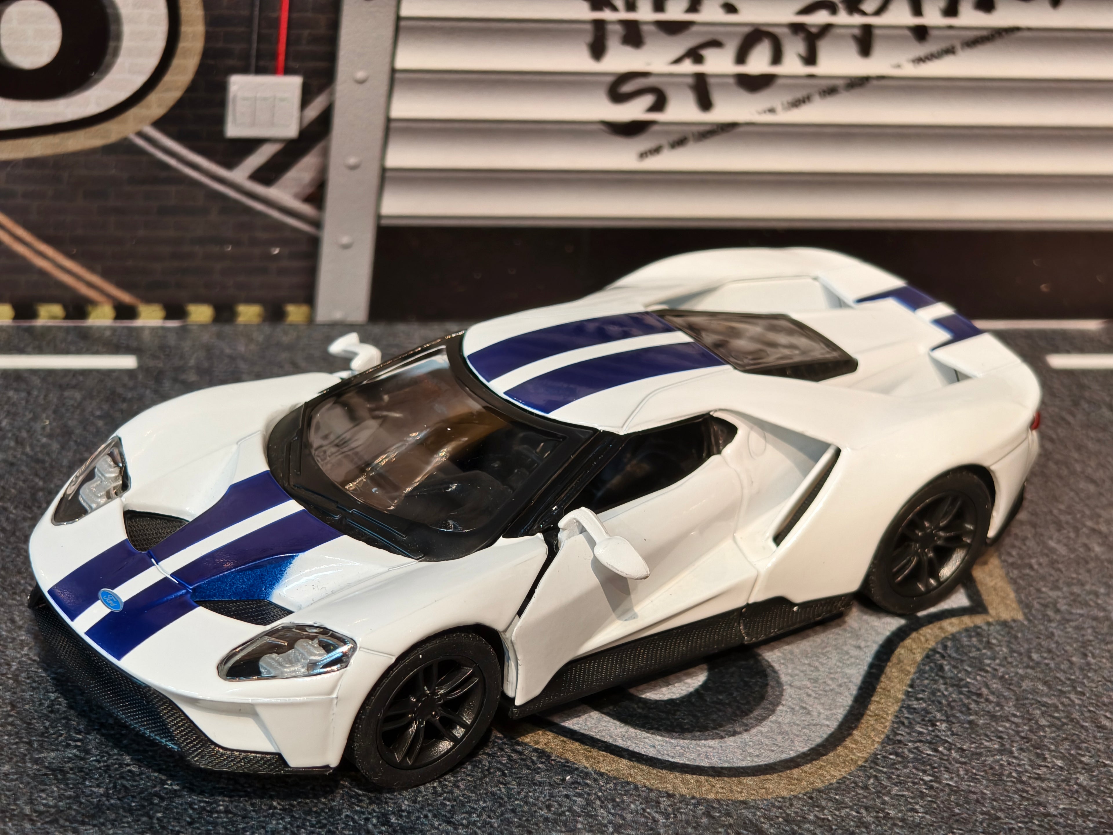 KINSMART OFFICIAL LICENSED 2017 FORD GT KT5391 1:38 Scale