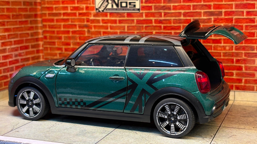 QY Official Licensed Mini Cooper S 1:24 Scale Premium Detailing